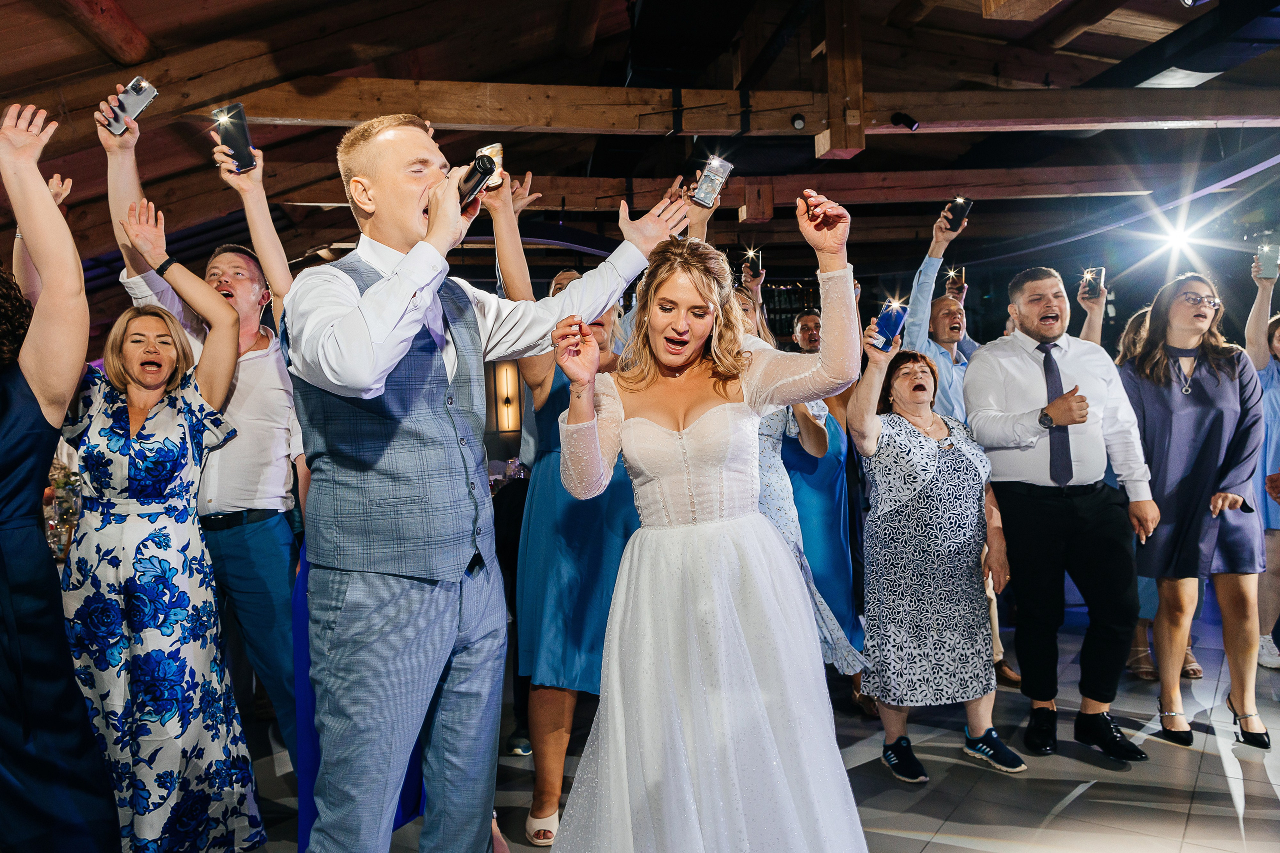 Трогательная выездная церемония в уютном дворике отеля. Олег Сверчков | Свадебный фотограф Вологда