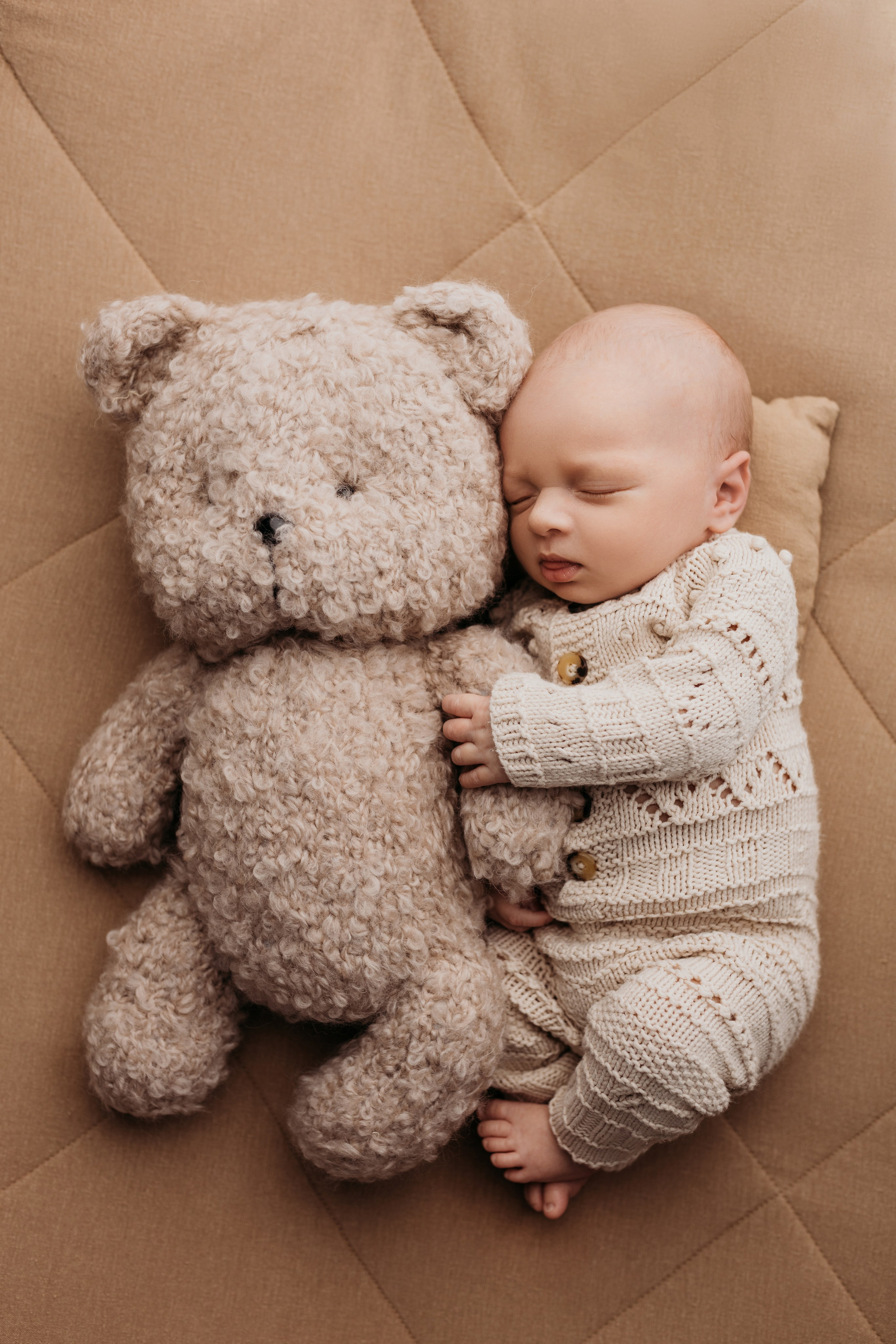 ребенок с мишкой спит в обнимку