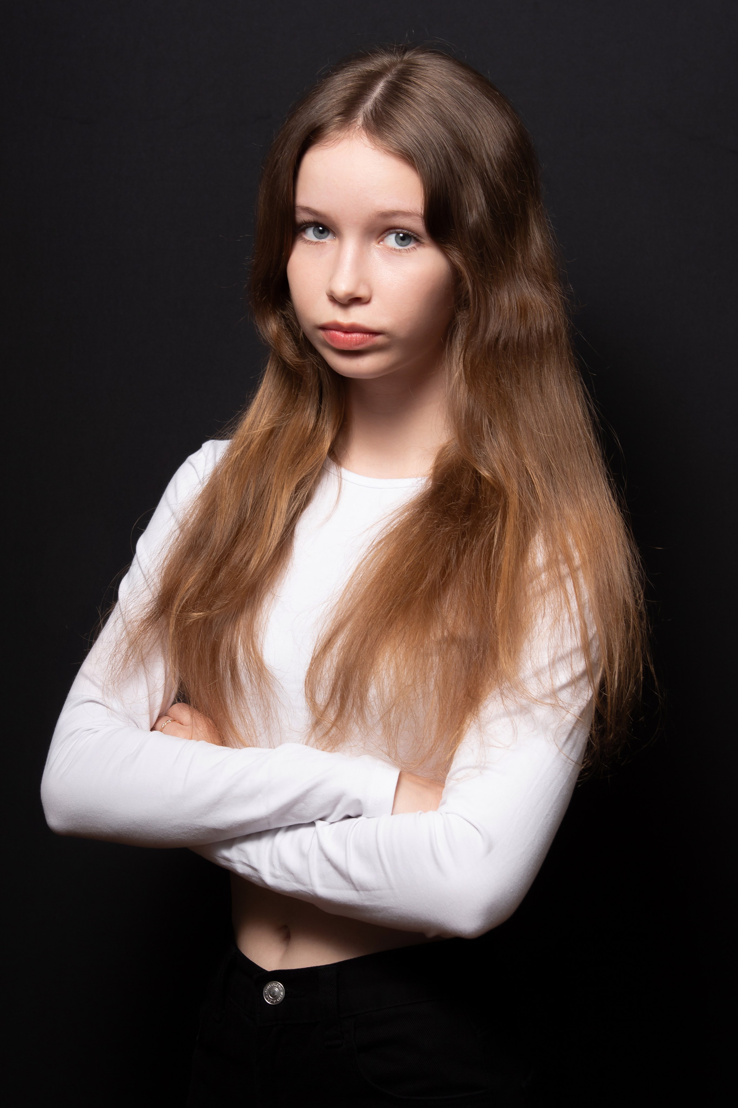 Портретная фотосессия для учеников 9 класса на чёрном фоне | Школьный фотограф Николай Богатырёв | Твой альбом / Твои правила. ТВОЙ АЛЬБОМ / ТВОИ ПРАВИЛА