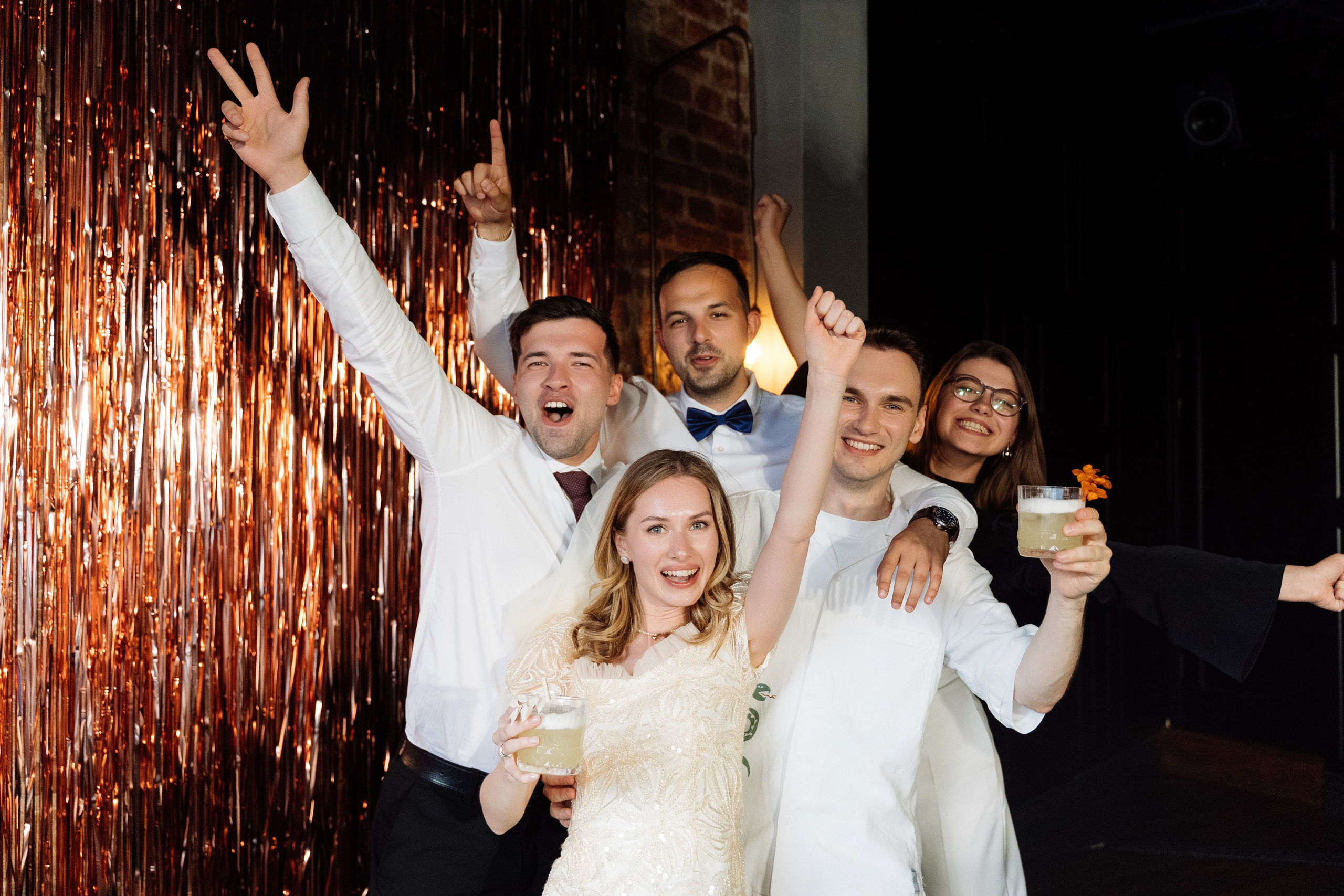 Камерная свадьба на фонтанке в сезонах. Свадебный фотограф организатор в Санкт-Петербурге Ассоль Опарина