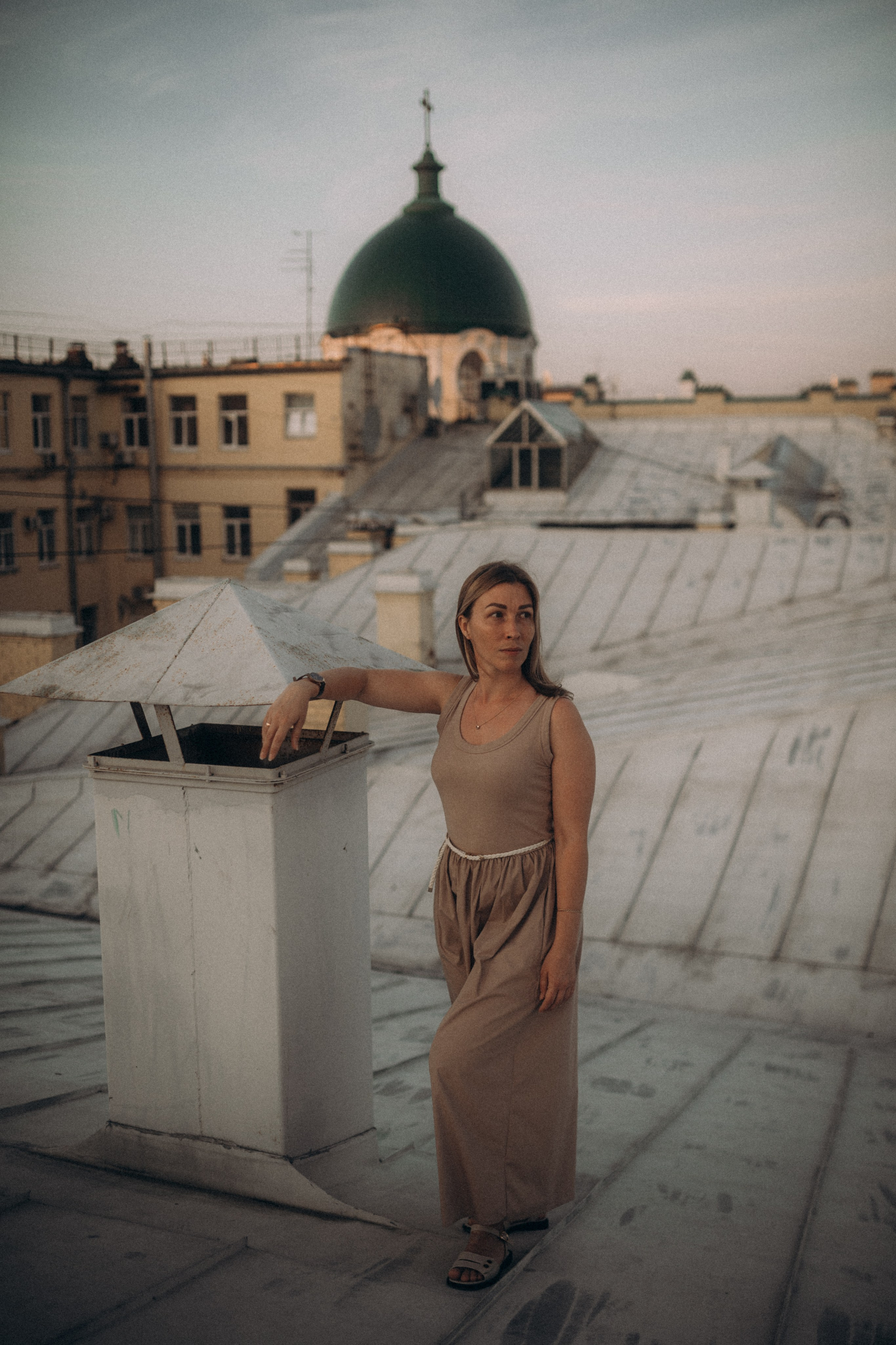 Мы сидим на питерской, теплой крыше. Фотограф в Санкт Петербурге Лара Великова
