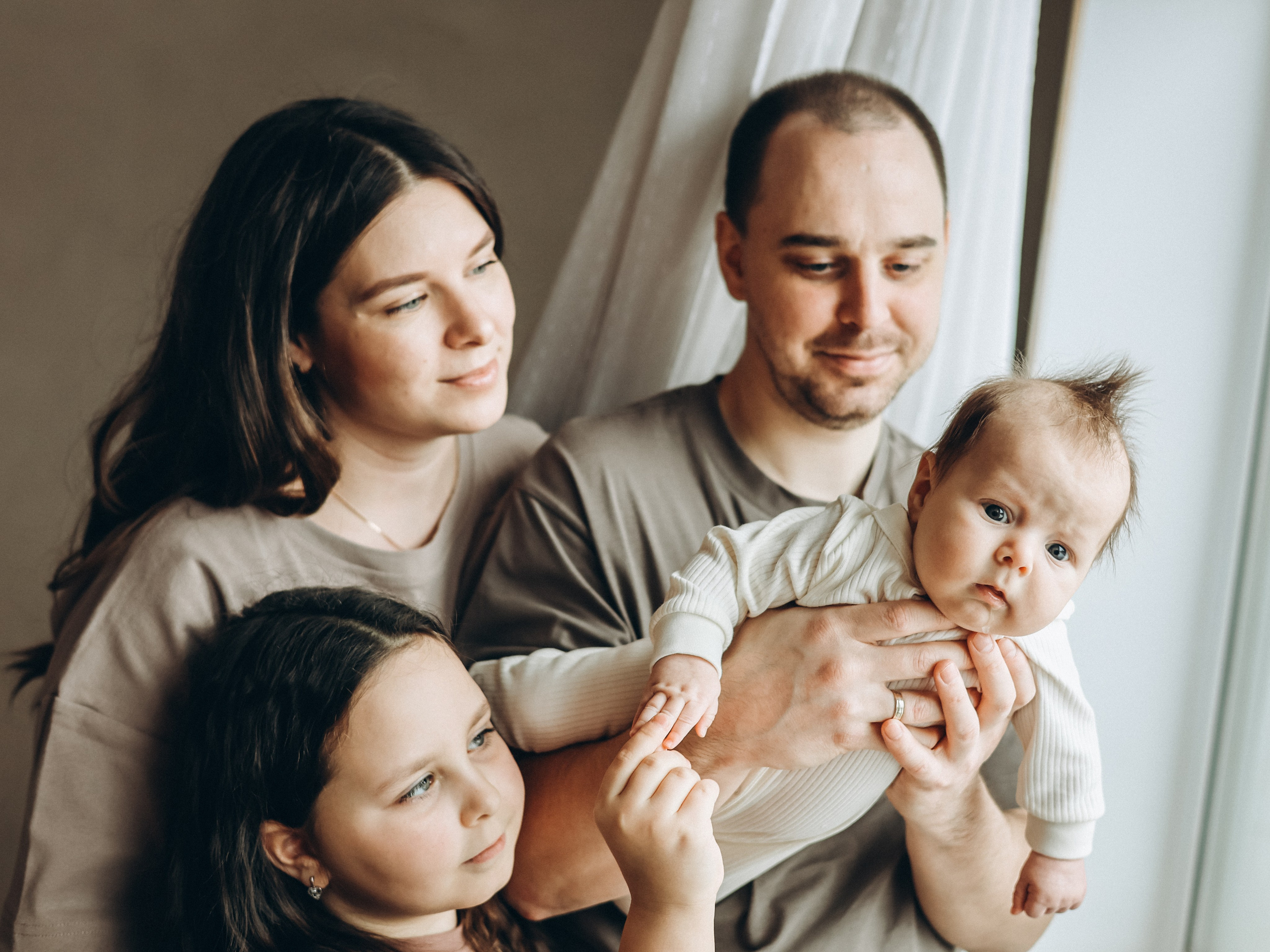 Семейная фотосессия с малышом, с новорожденным, фотосессия в Екатеринбурге, фотосессия в доме, домашняя фотосессия в стиле лайф, фотосессия. Семейный и детский фотограф в  г. Екатеринбурге Холодова Юлия