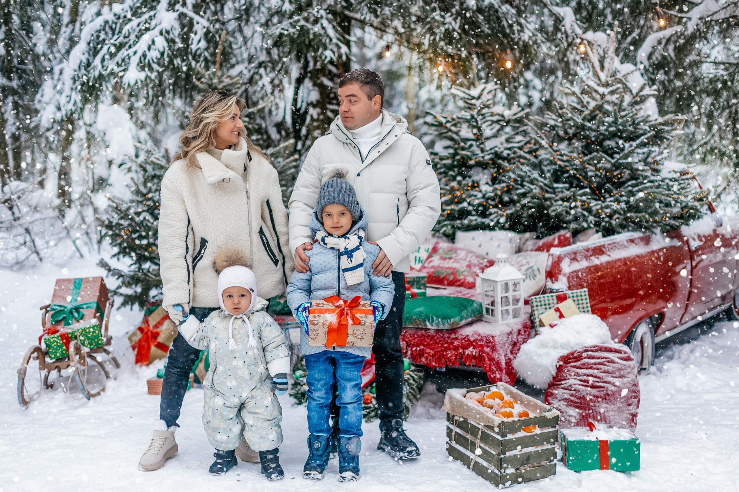 Новогодние фотосессии с ретро машинами. Фотопроекты, фотодни и фотосессии в Москве