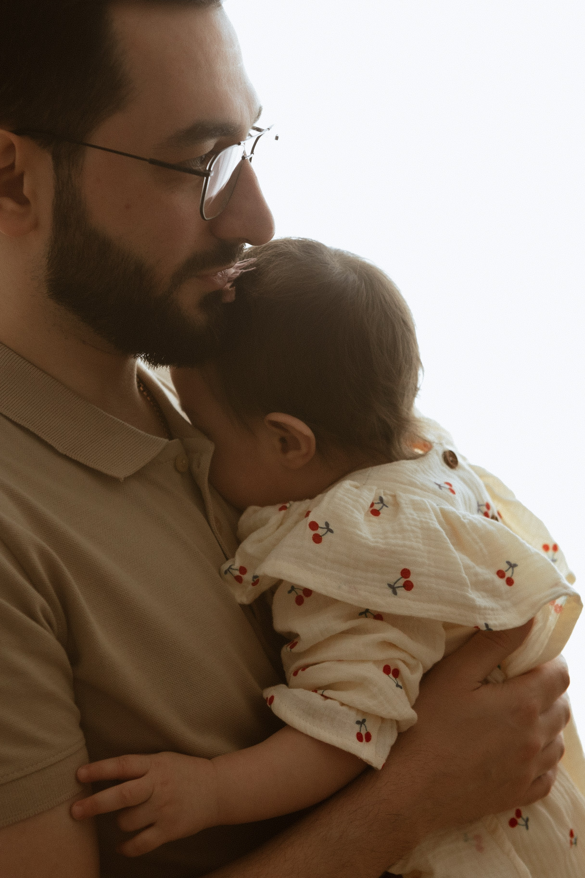 нежная семейная фотосессия с годовалой дочкой в студии, фото папы и дочки, семейный фотограф в Москве