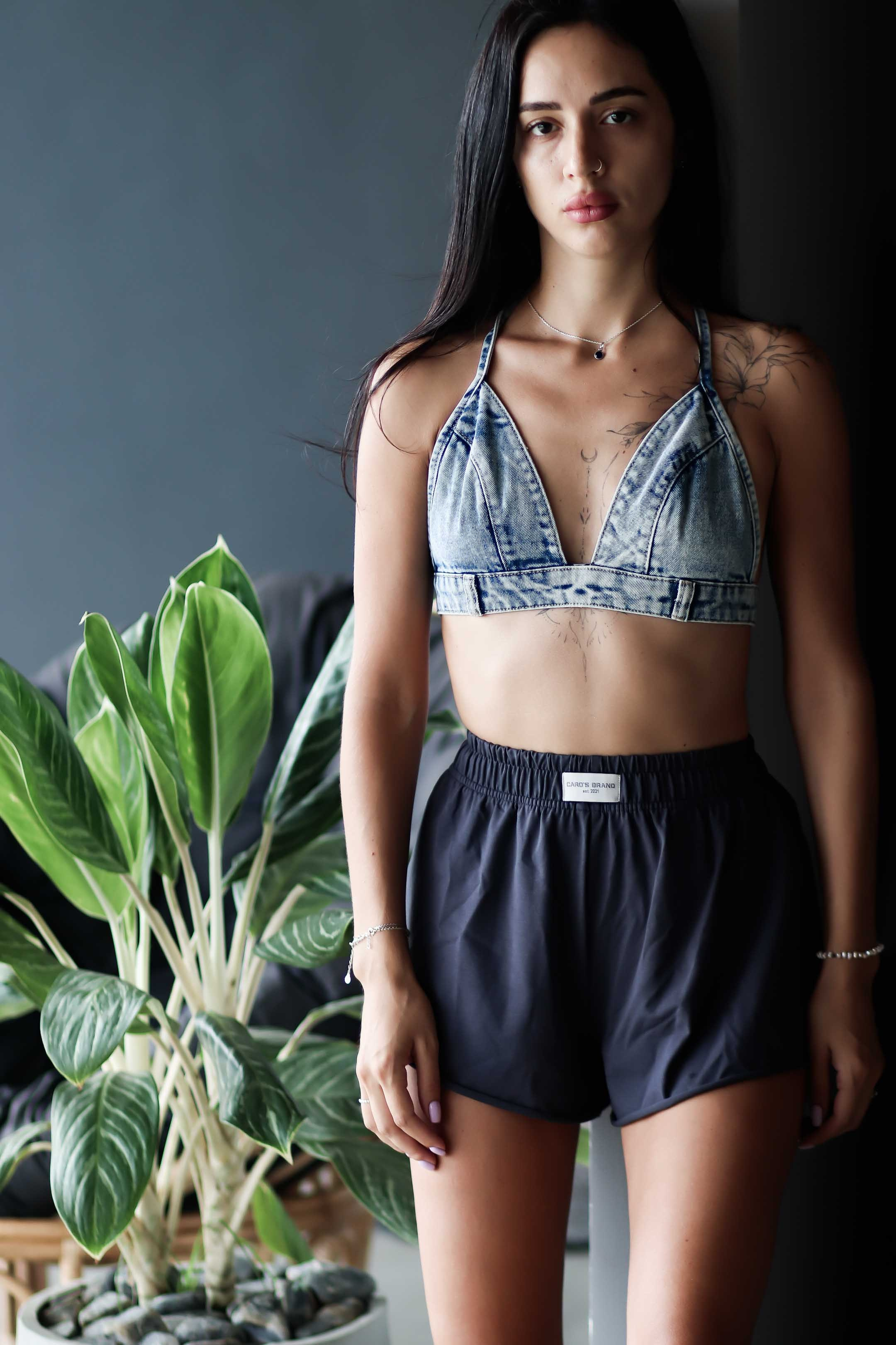 Коллекция купальников бикини. Фотограф на Шри-Ланке