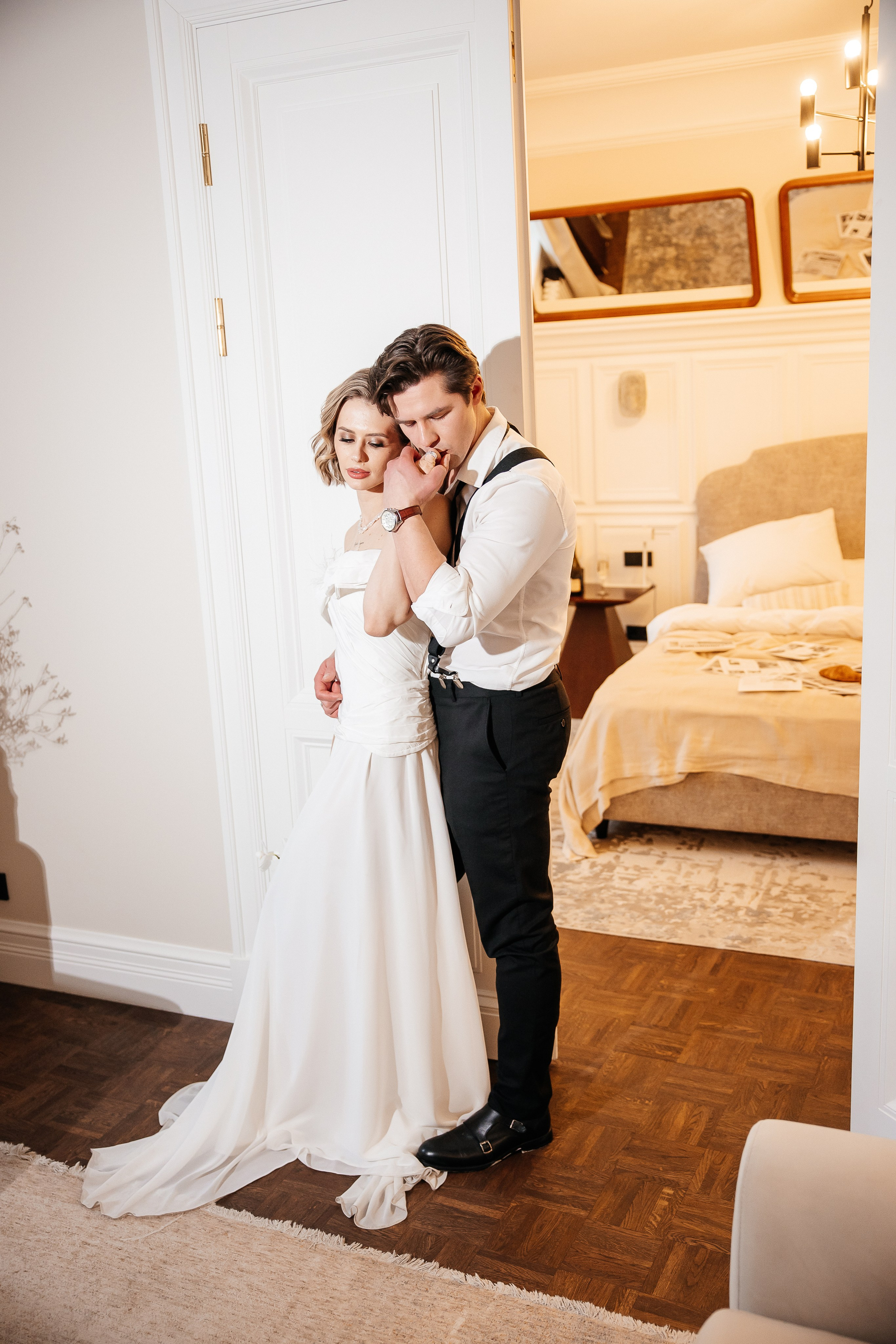 Утро жениха и невесты в отеле. Свадебный и семейный фотограф в Москве Красинская Мария