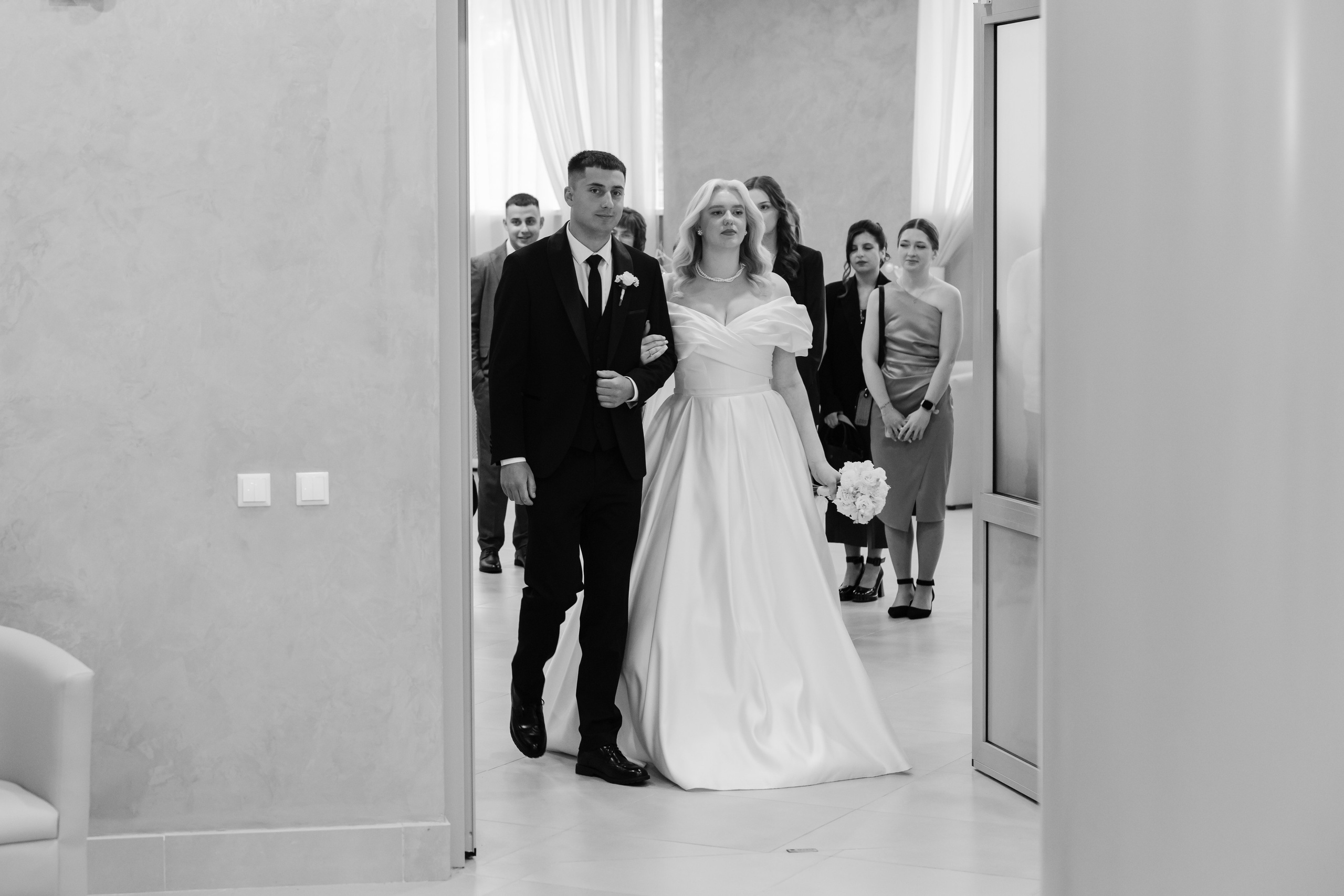 Отдел ЗАГС Администрации Первомайского района. Видеосъемка и фотосъемка свадеб. Фотограф и оператор на свадьбу. Видеосъемка подкастов, собственная видео-фотостудии. Предметная фотосъемка