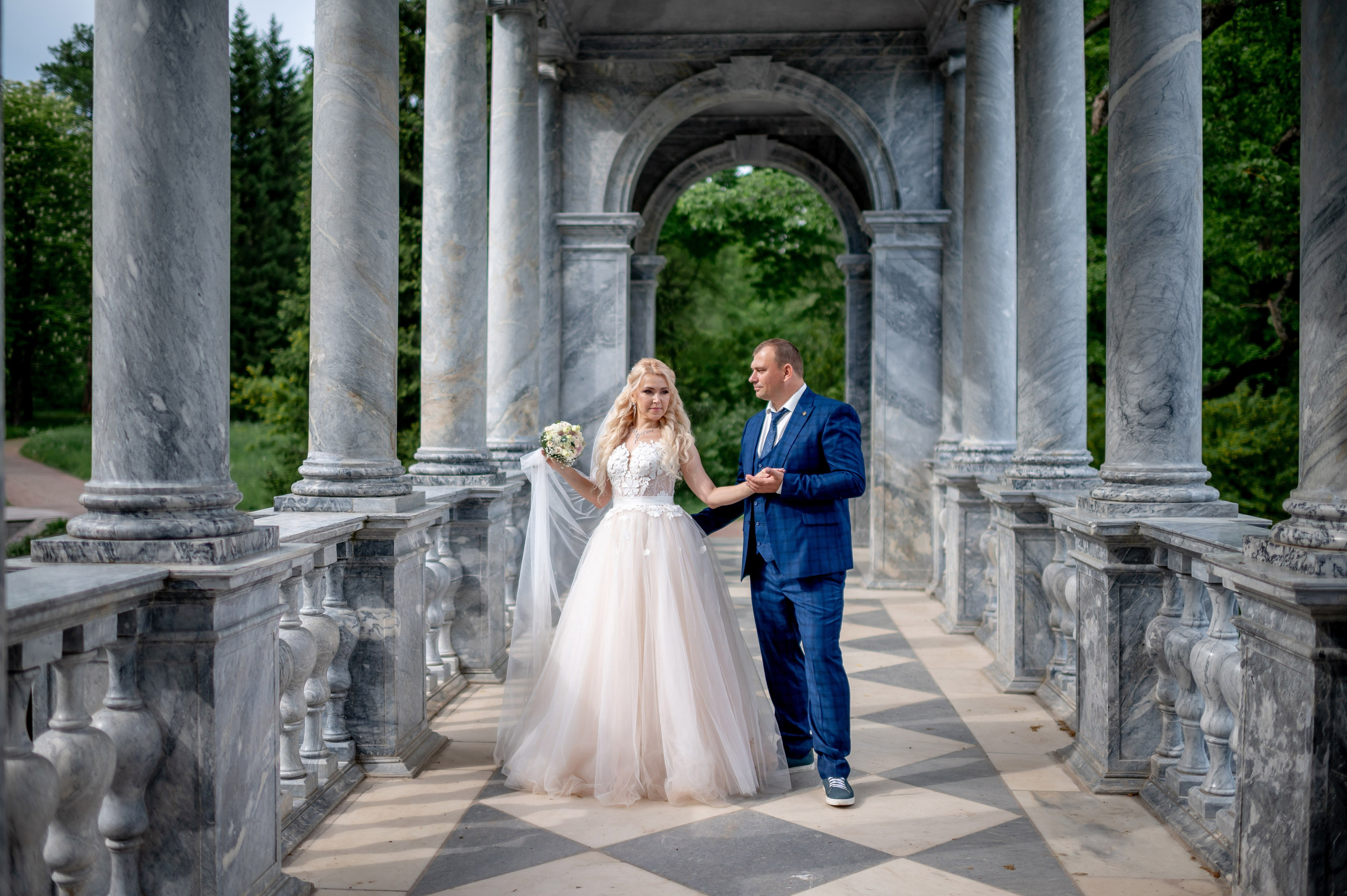 Евгения (фотосессия с малиновым chevrolet camaro, в сирени в Пушкине в Екатерининском парке). Портретный, семейный и свадебный фотограф в Санкт-Петербурге и в Пушкине Ширяев Денис