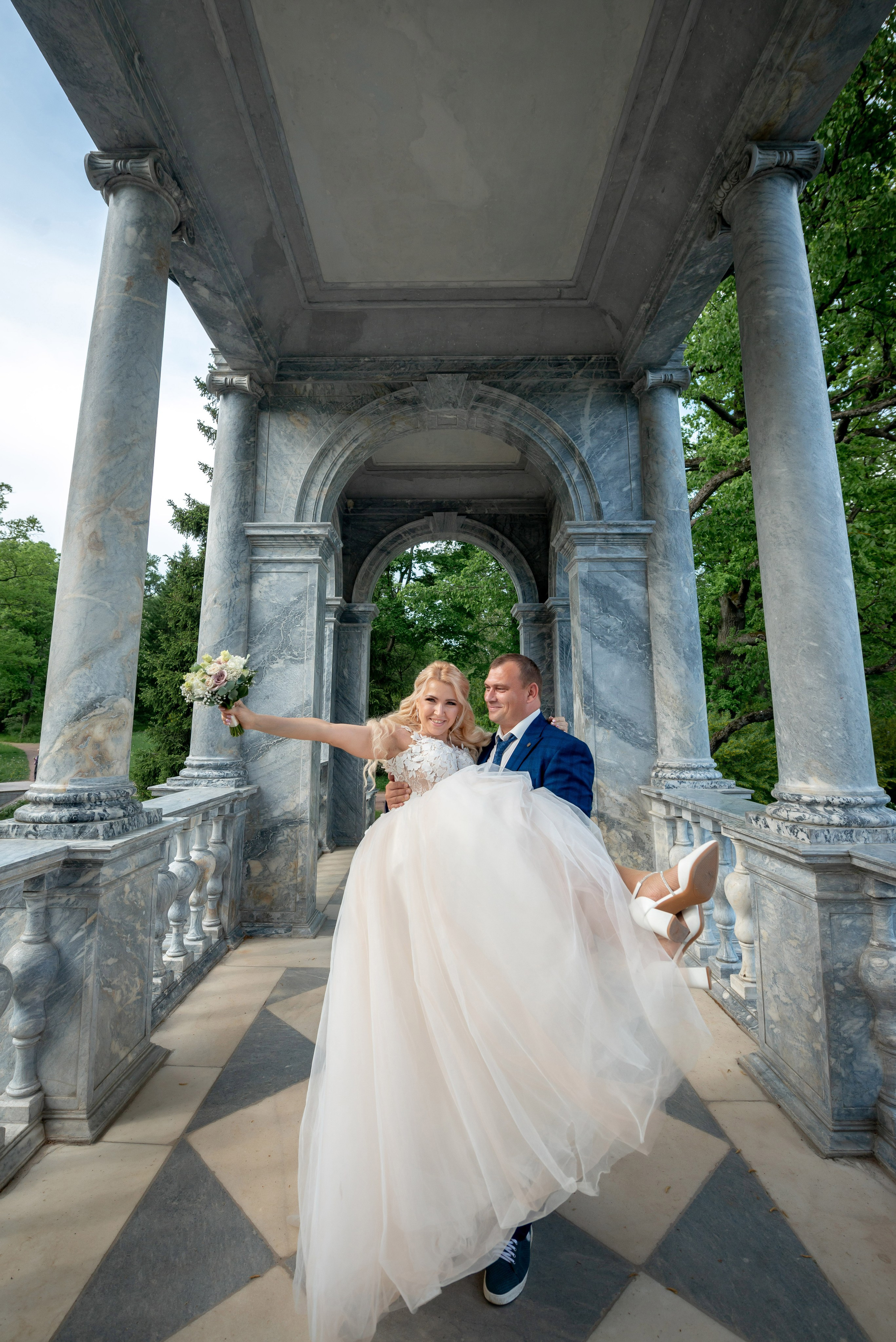 Евгения (фотосессия с малиновым chevrolet camaro, в сирени в Пушкине в Екатерининском парке). Портретный, семейный и свадебный фотограф в Санкт-Петербурге и в Пушкине Ширяев Денис