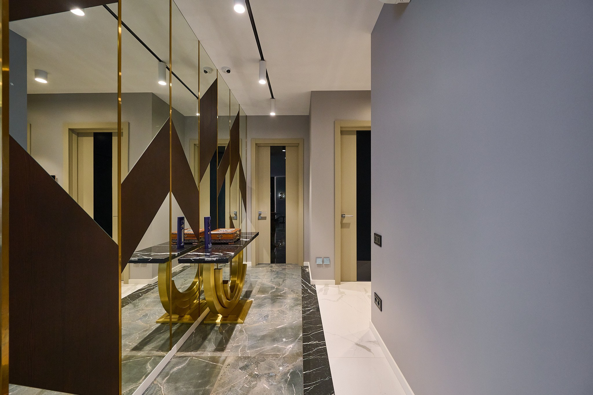 светлые тонна зеркальный шкаф серая стена бежевая дверь темный стол со светлой ножкой