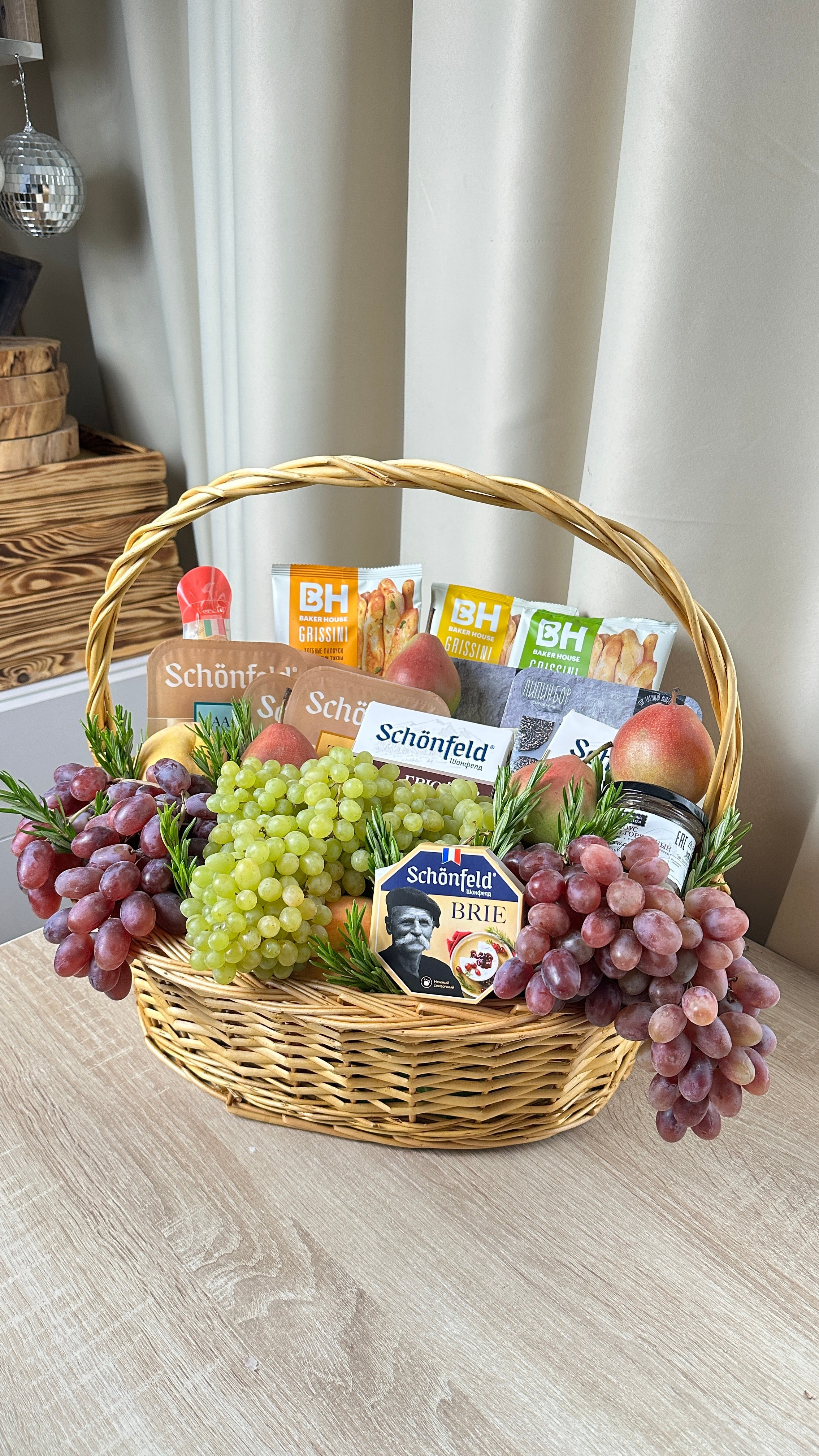 Корзины. Выездной кейтеринг, съедобные букеты, торты и сладости на заказ