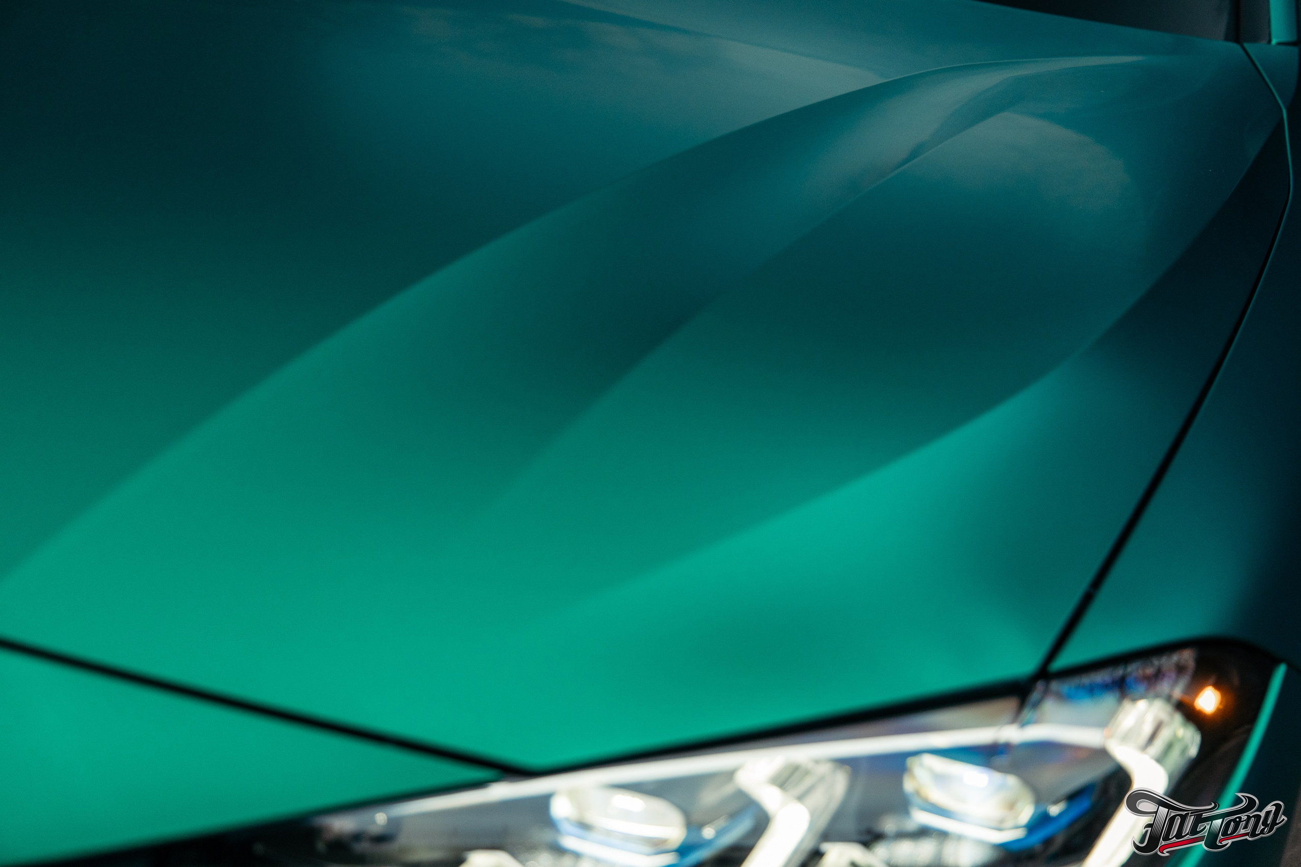 BMW 440i оклейка в цветной полиуретан Wematec matt green chrome с проемами. DeLorein