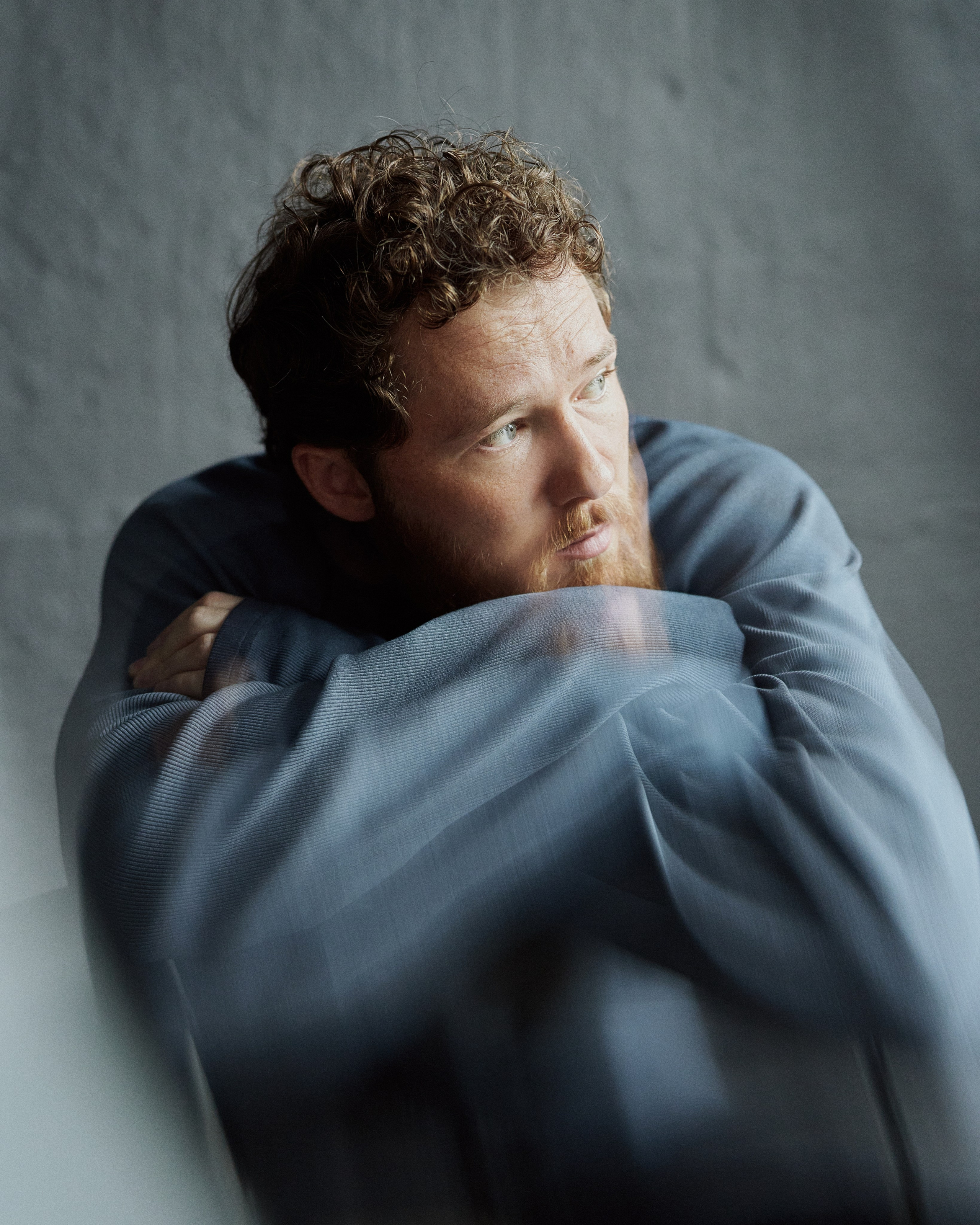 портрет мужчины с драматическим светом и линзами