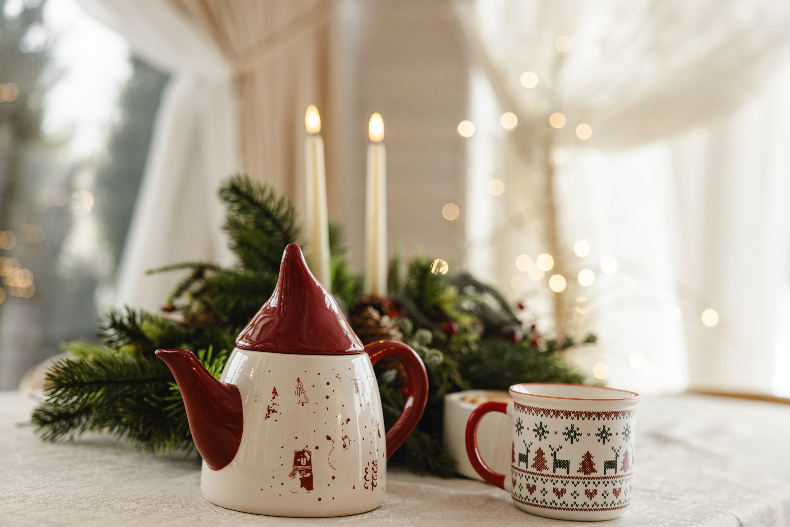 Украшение загородного дома 'Панорама' в Сургуте: сказочные зимние декорации, яркие гирлянды, новогодние украшения, ёлка и ёлочные игрушки