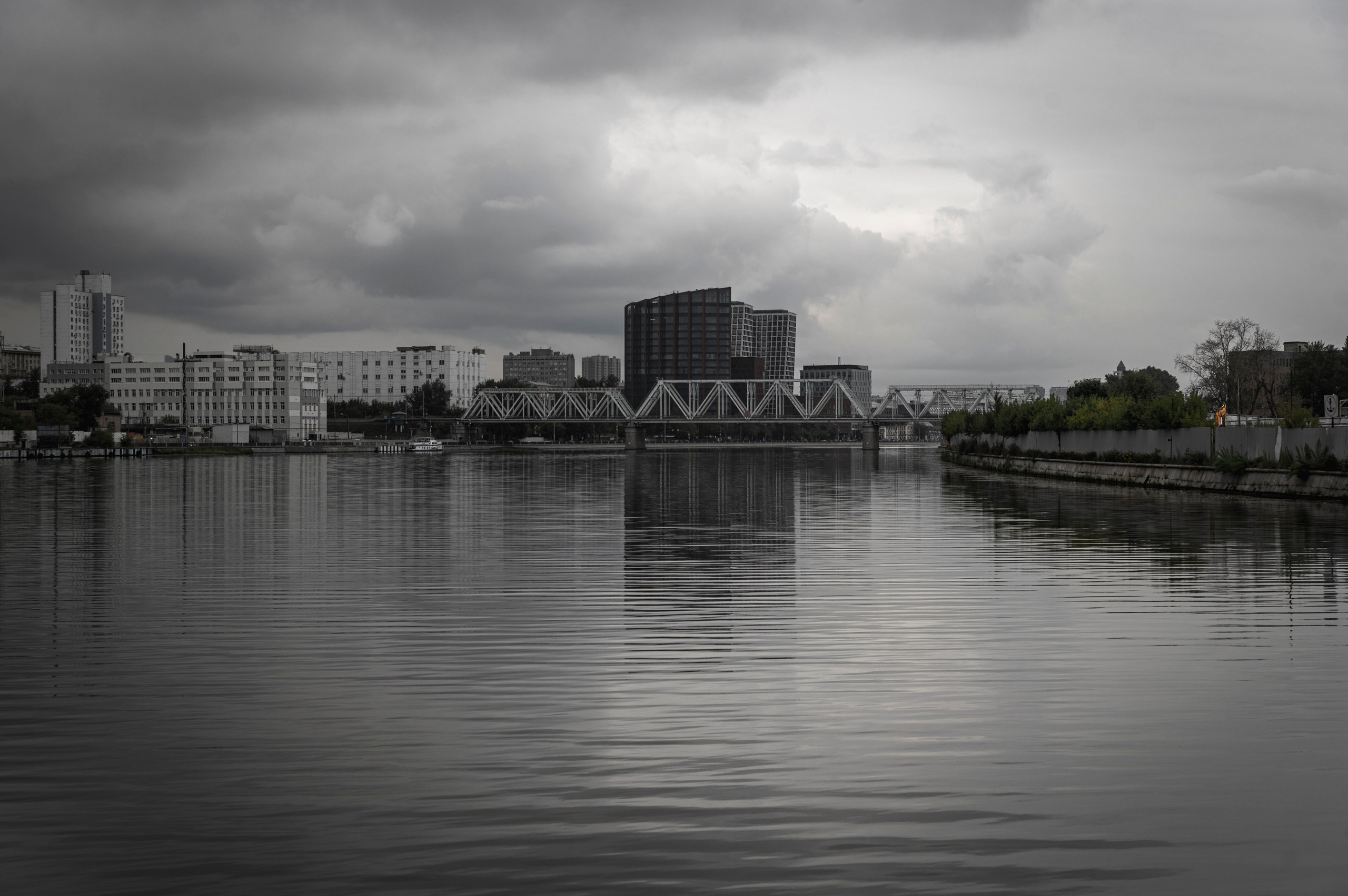 Москва-река. Лето. Яхта. Фотограф Роман Адлер