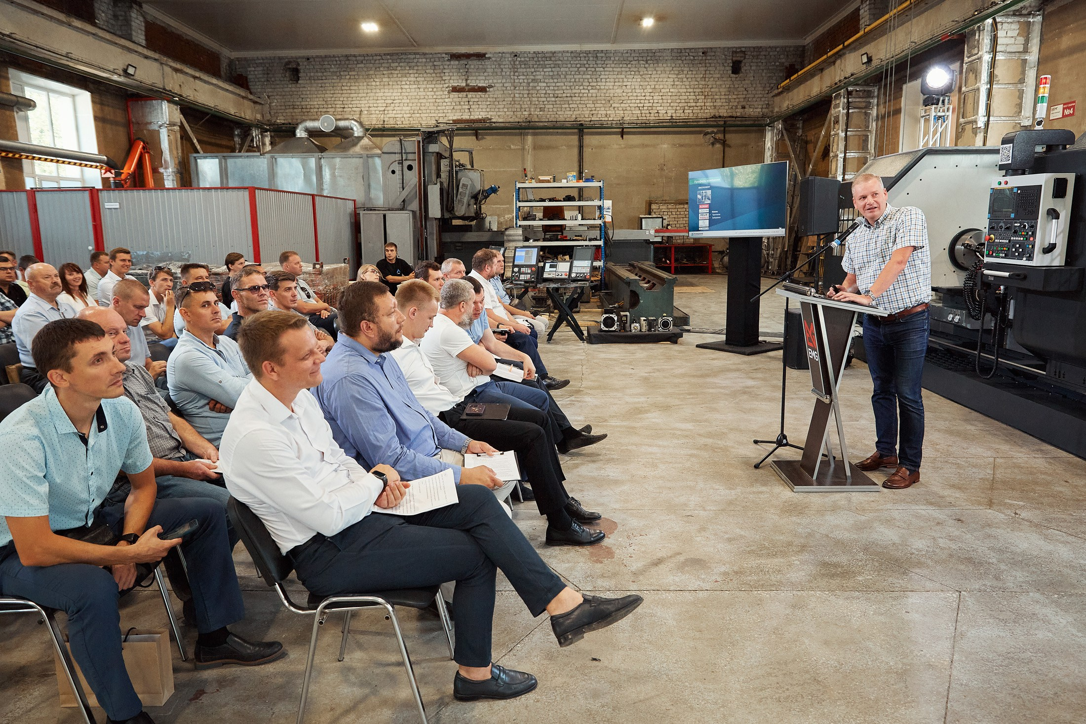 EMG / Международный форум / Презентация нового высокоточного станка. Антон Артюшин, портретный фотограф. Москва