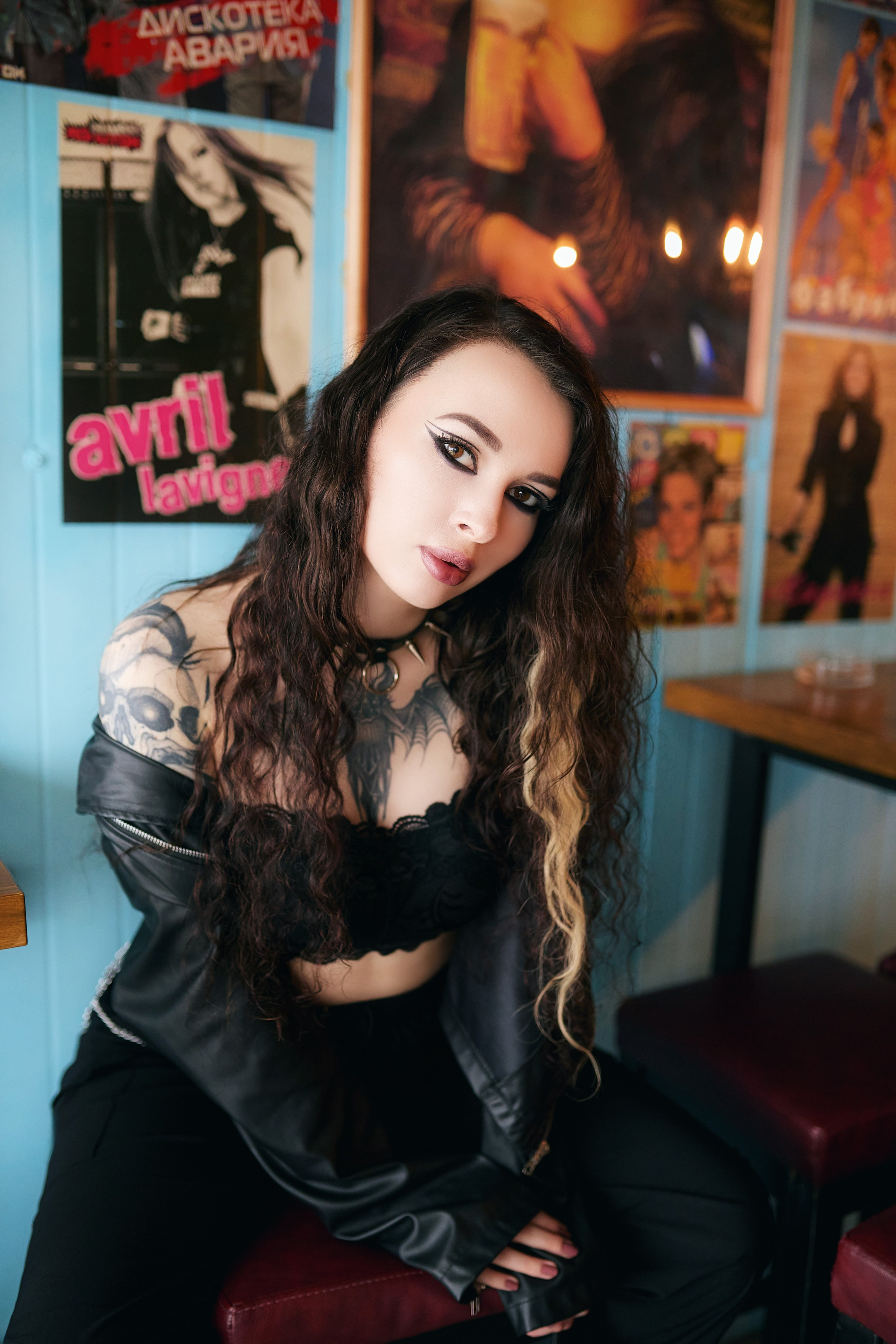 Фотосессия с симпатичной татуированной женщиной в баре
