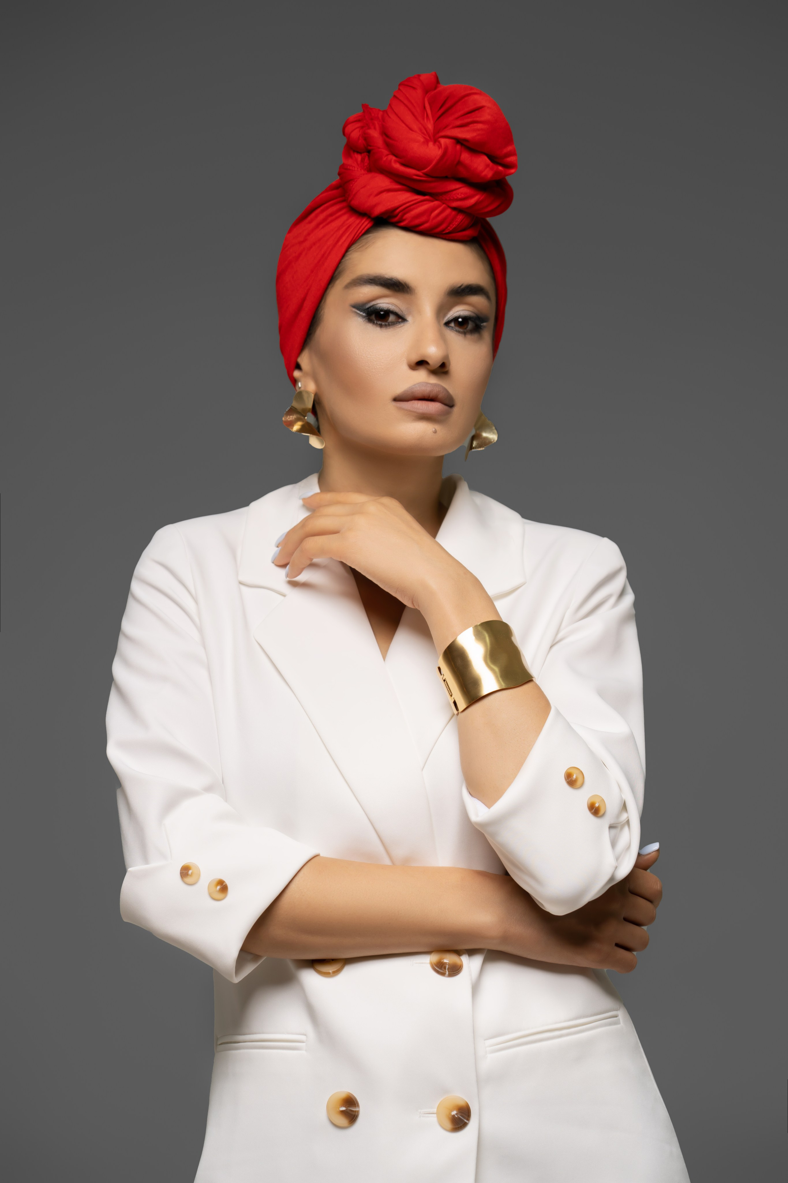 Деловой образ в белом костюме