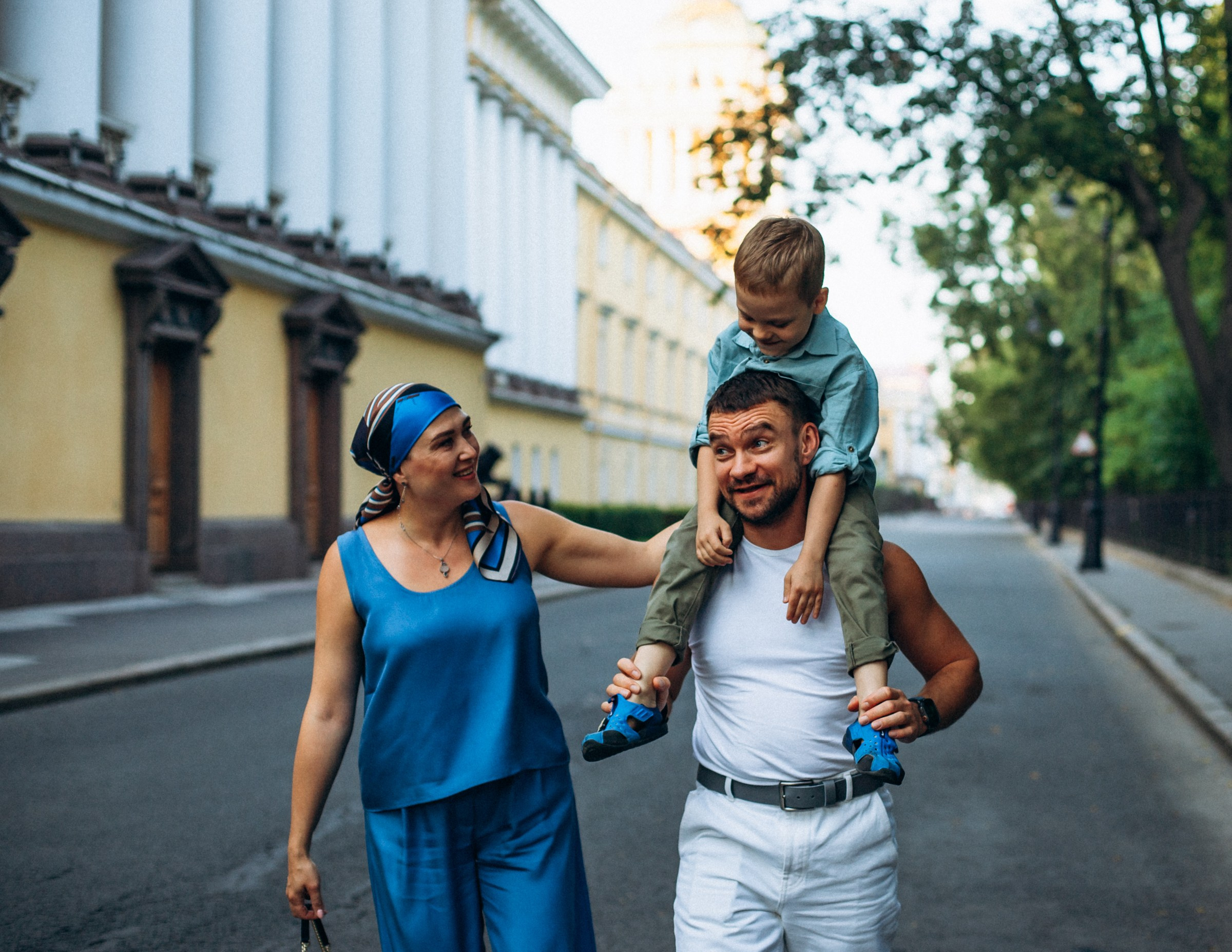 Наталья с семьей в июле. Фотопрогулка в Петербурге. Индивидуальный и семейный фотограф в Санкт-Петербурге