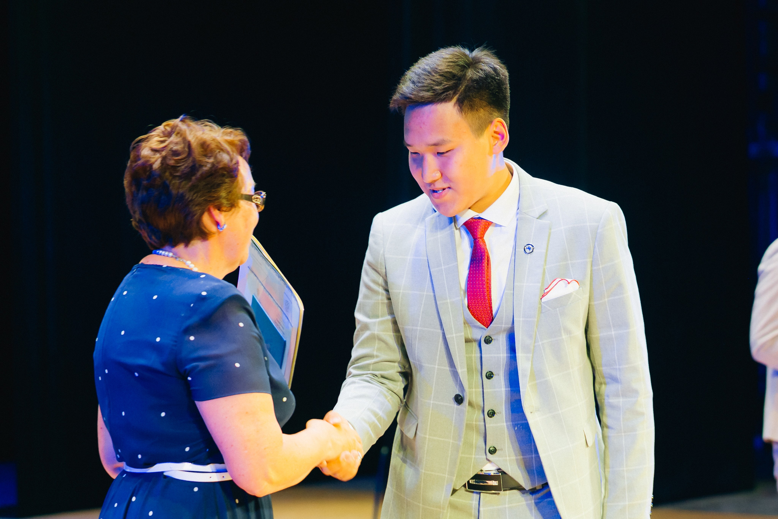 Вручение аттестатов 14 Гимназия. Свадебный и семейный фотограф в Улан-Удэ