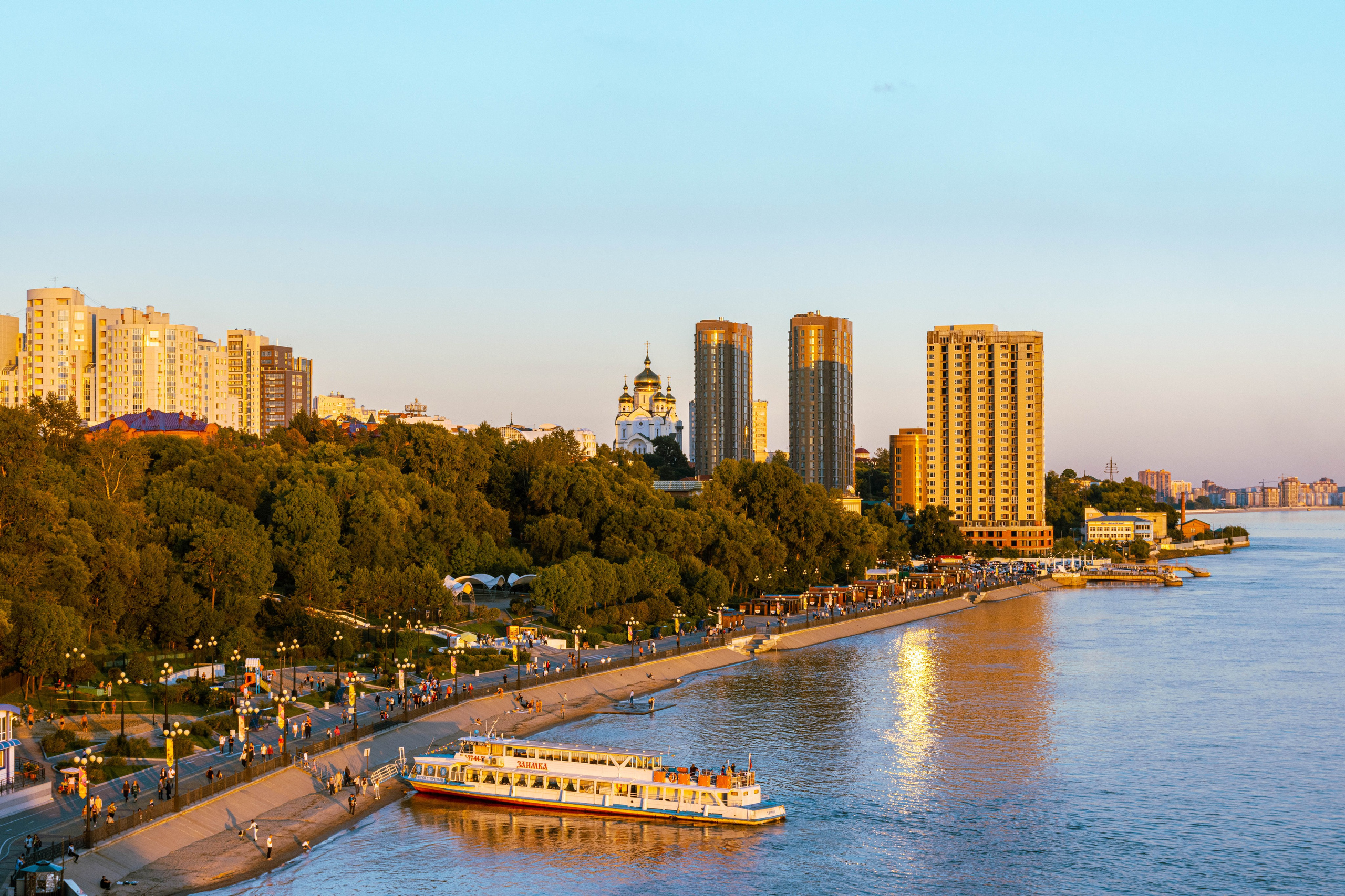 Набережная города Хабаровска, корабль на Амуре и храм на заднем плане