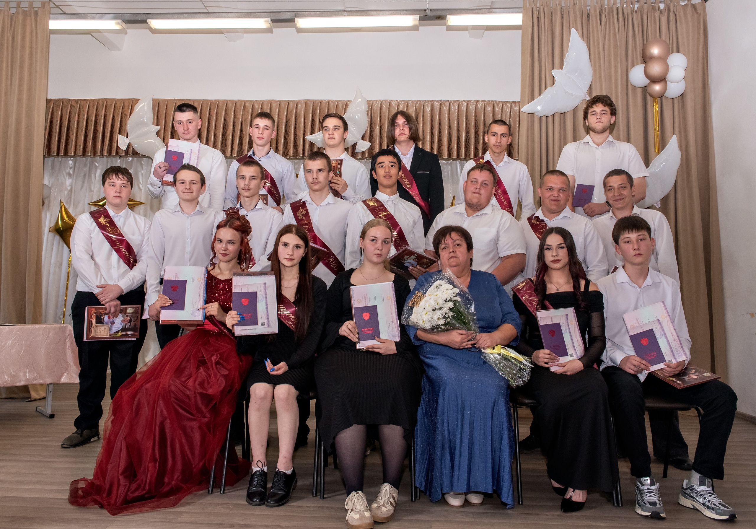 Выпускной школы № 3 вручение аттестатов в актовом зале. Свадебный и семейный фотограф в Кыштыме Челябинске Марина Шигапова