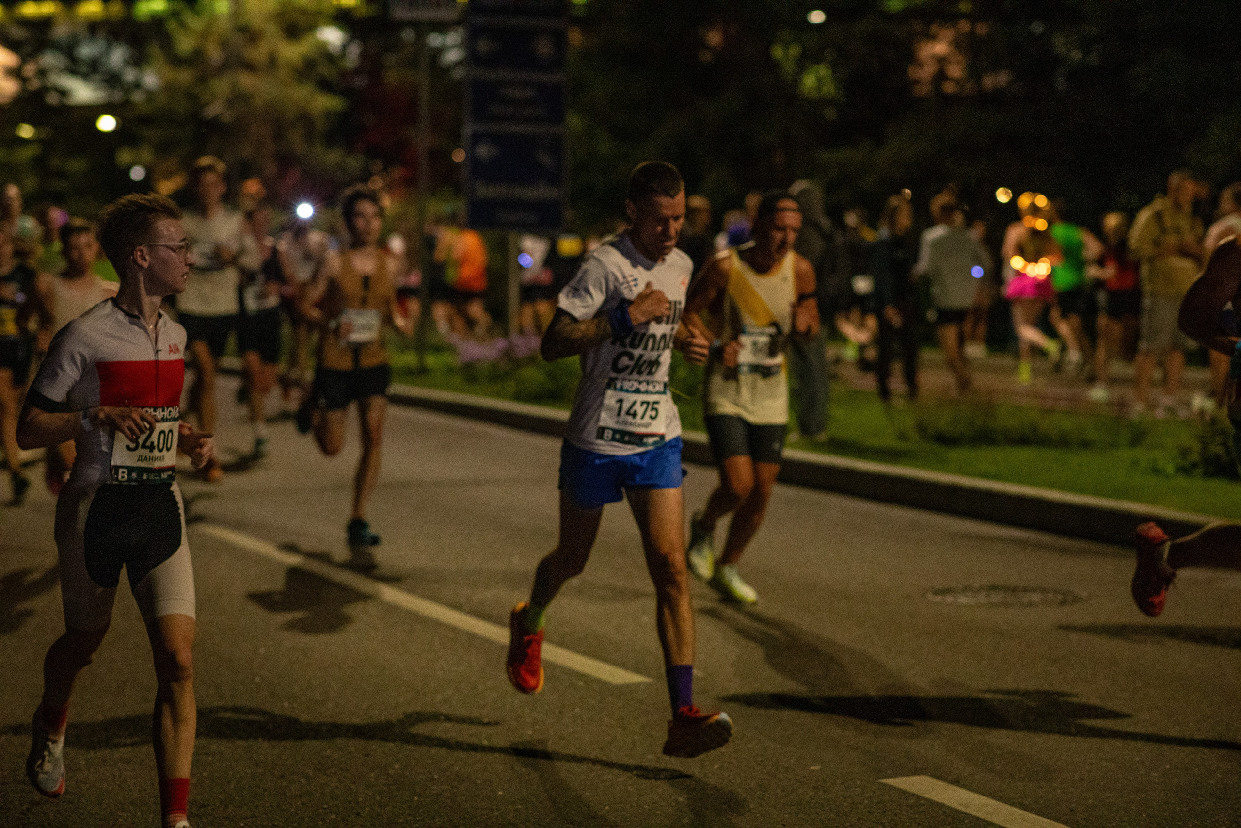 Ночной забег в ленте фотографий бегунов 03.08.24. Фотограф Сергей Ловкий