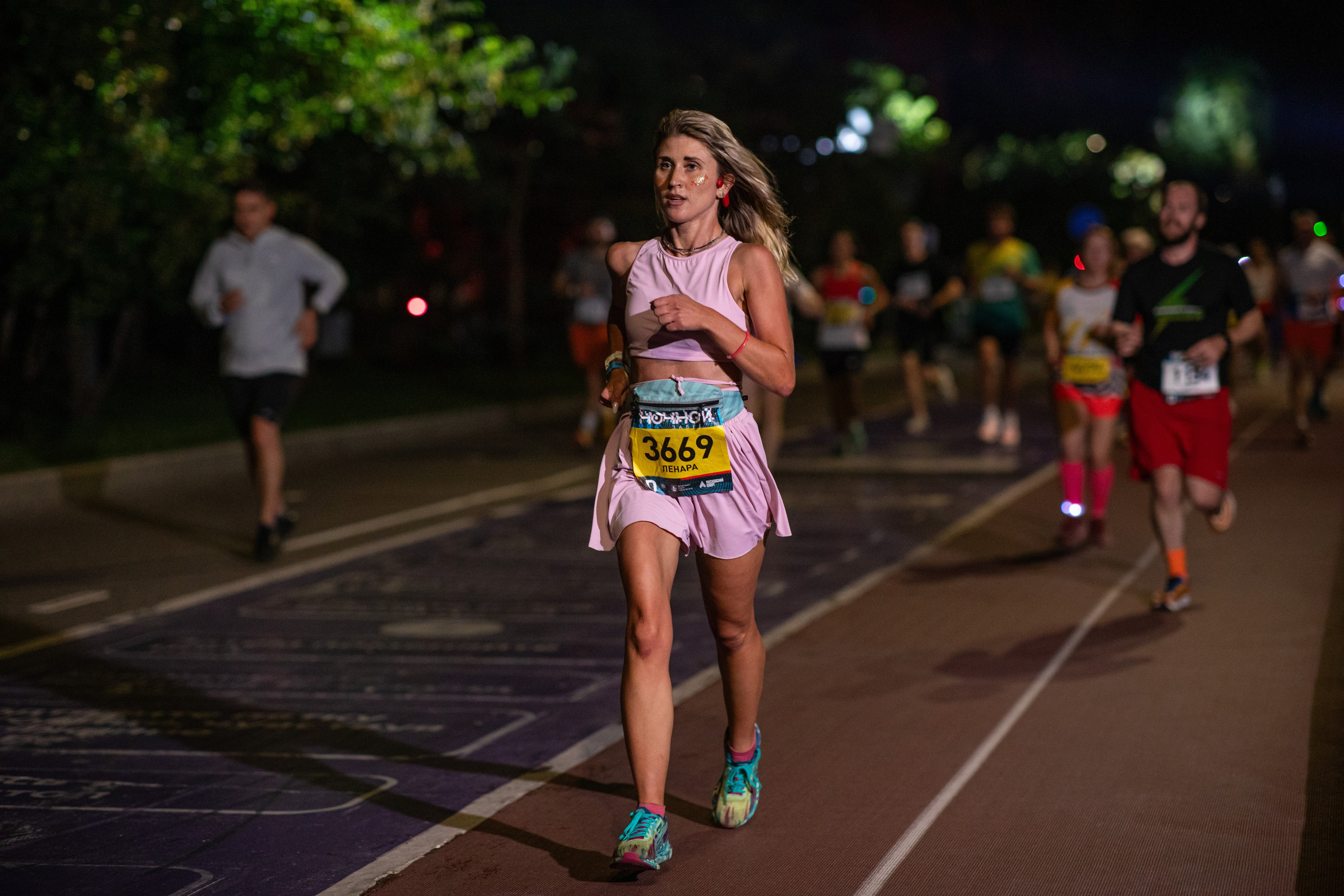 Ночной забег в ленте фотографий бегунов 03.08.24. Фотограф Сергей Ловкий