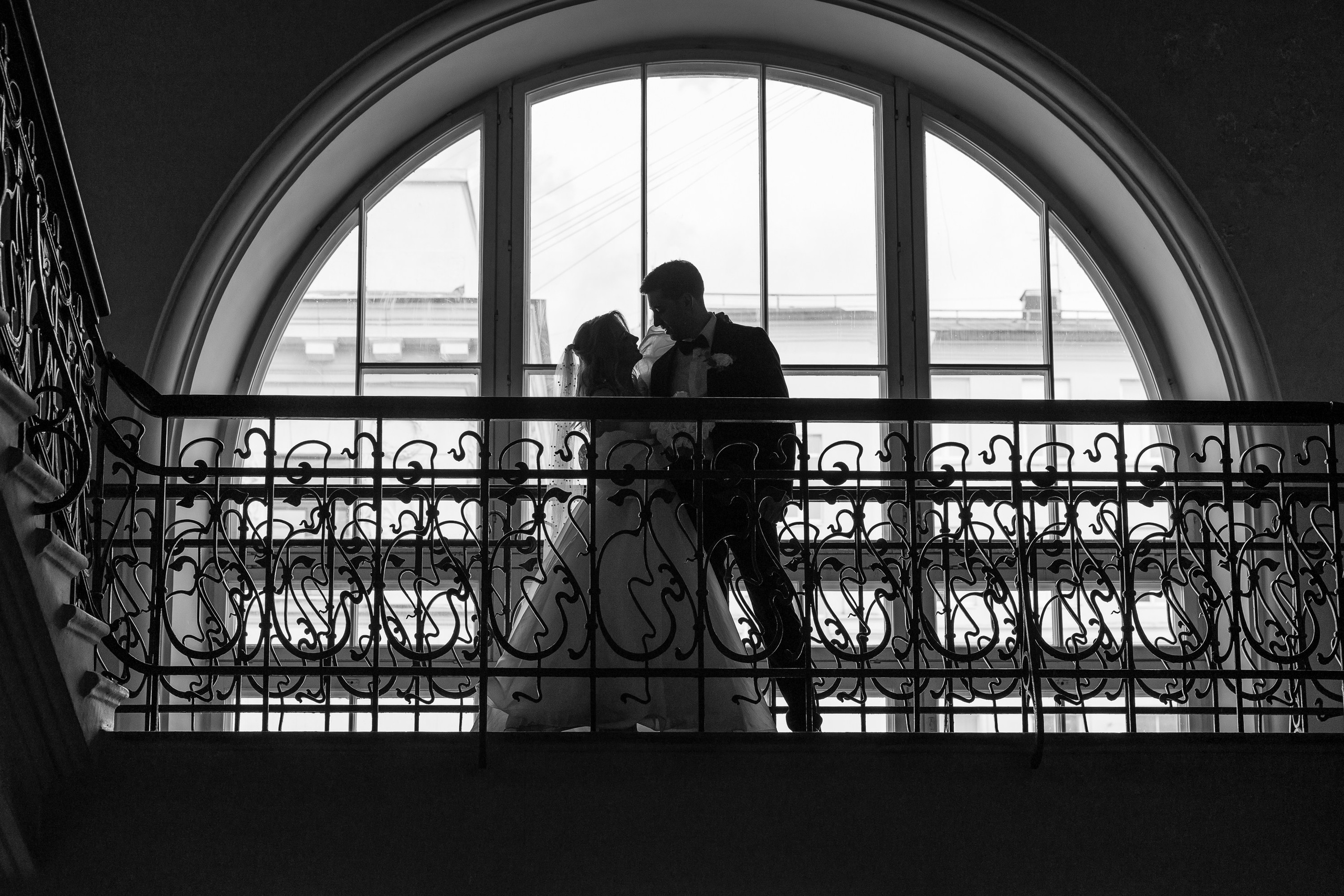 Жених и невеста фотографируются в контровом свете на Витебском вокзале