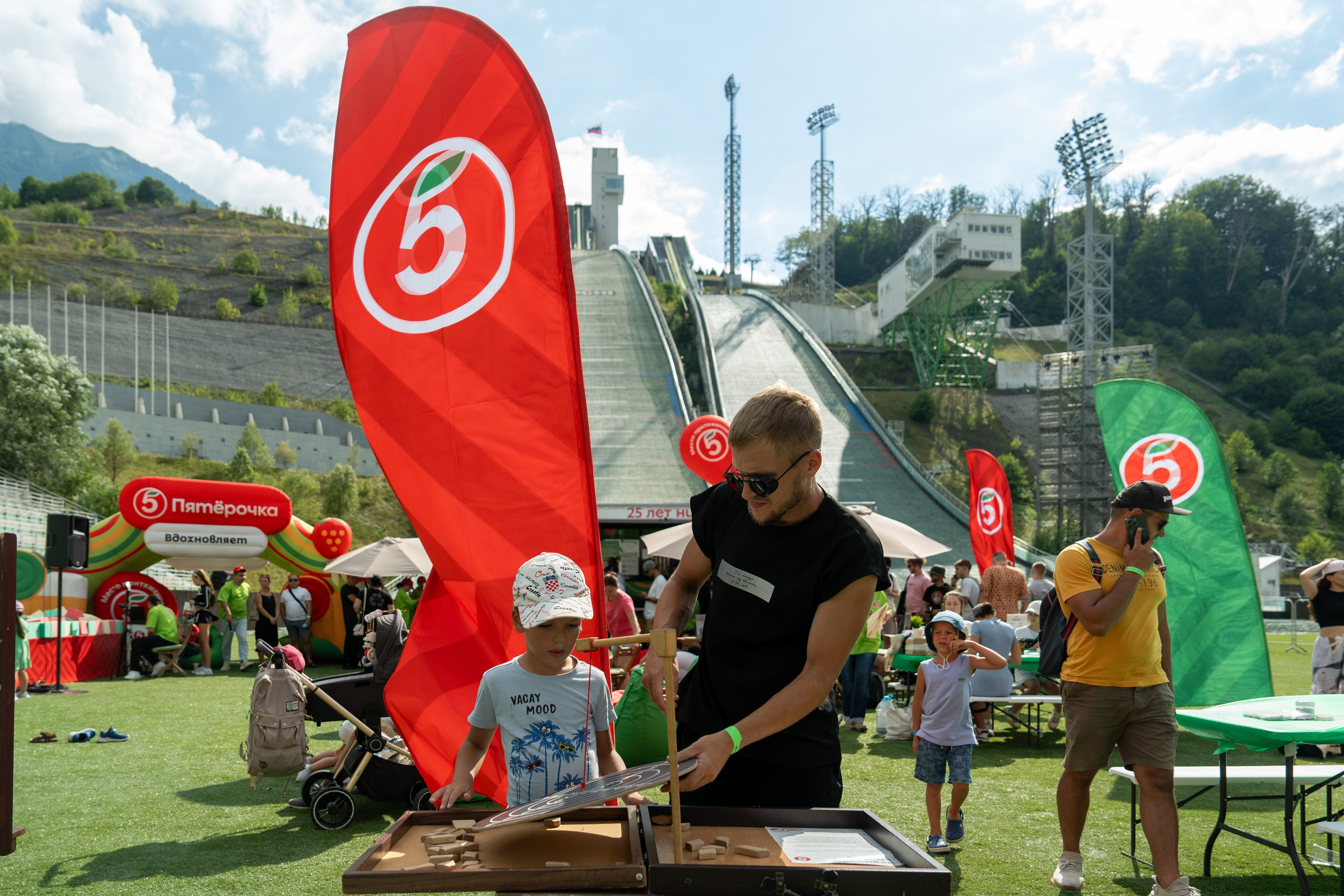 Фотоотчет партнеской интеграции для сети «Пятерочка» на фестивале «Grounded». Репортажный фотограф в Красной Поляне и Сочи Павлюченко Екатерина
