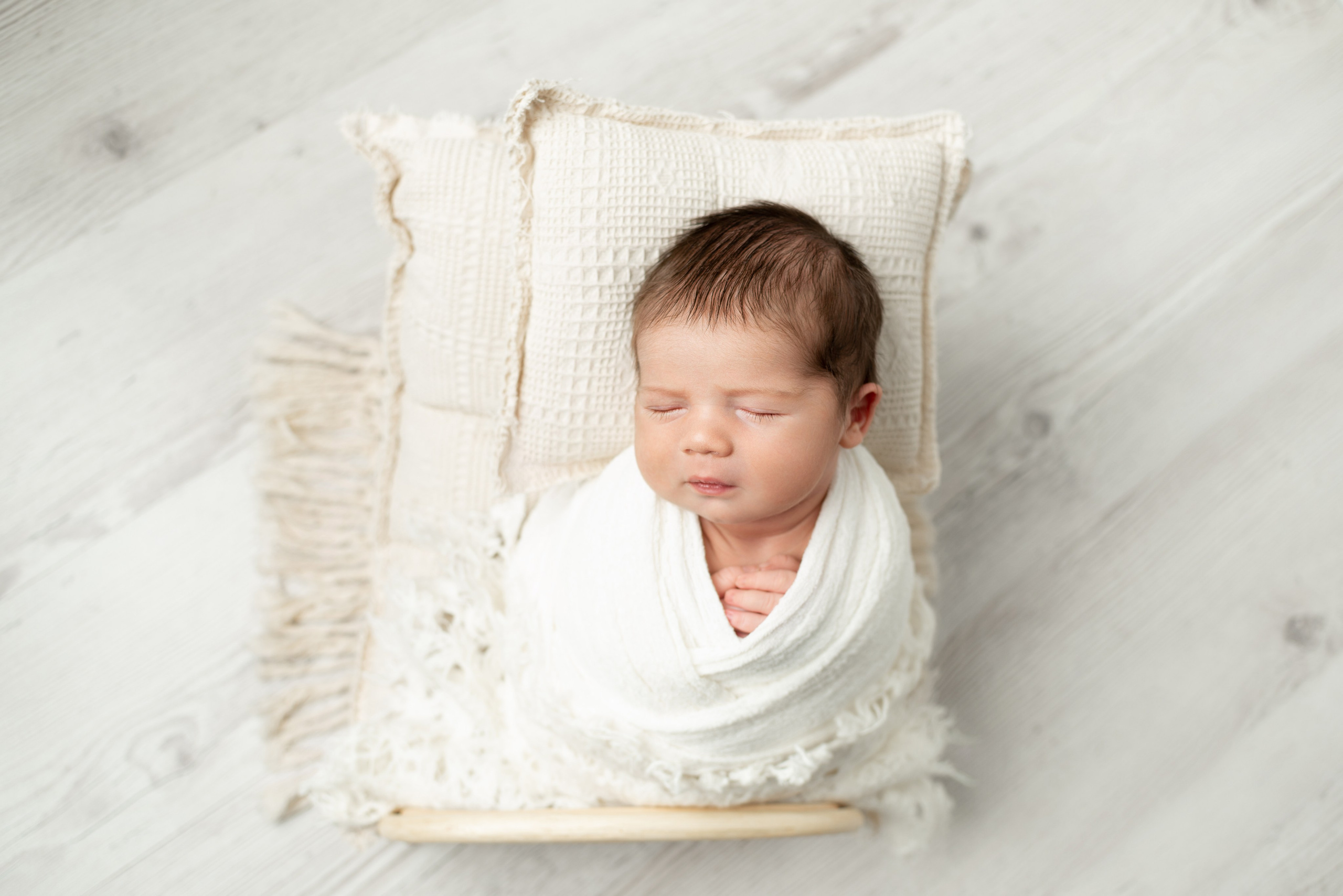 Ньюборн Крепыш малыш Эмиль. Фотограф новорожденных в Нижневартовске Лара Курдюкова