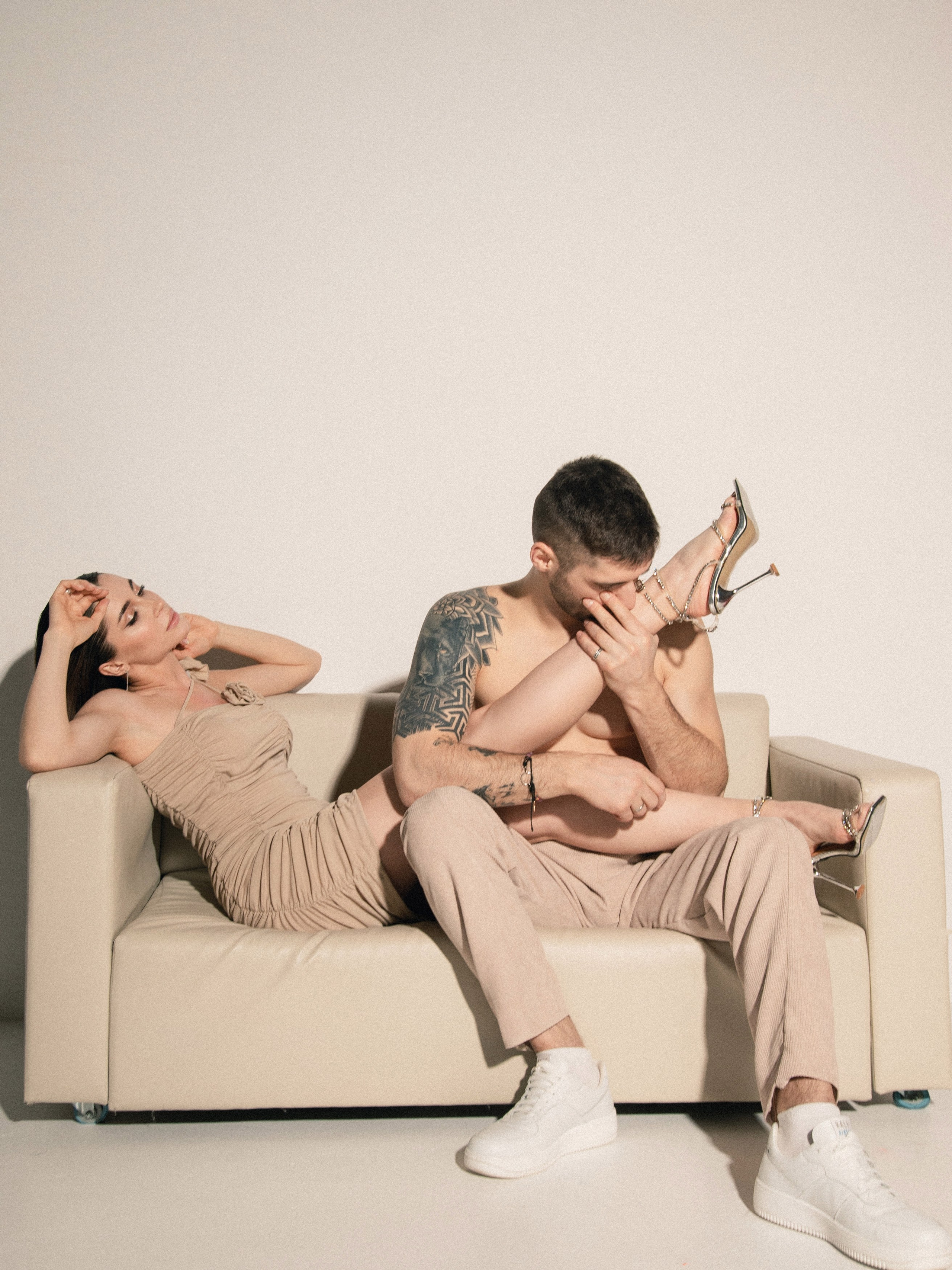 Романтическая фотосъёмка для пары, нежные объятия и естественные чувства