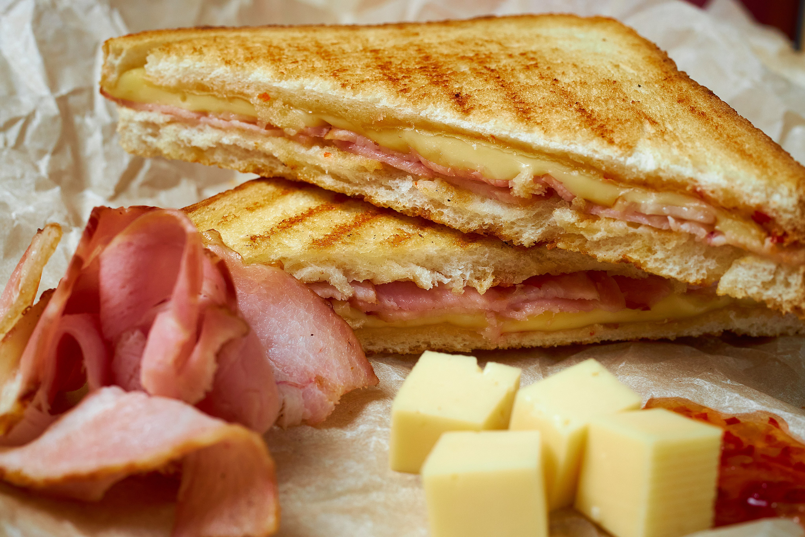 Поджаренный сэндвич с ветчиной и сыром