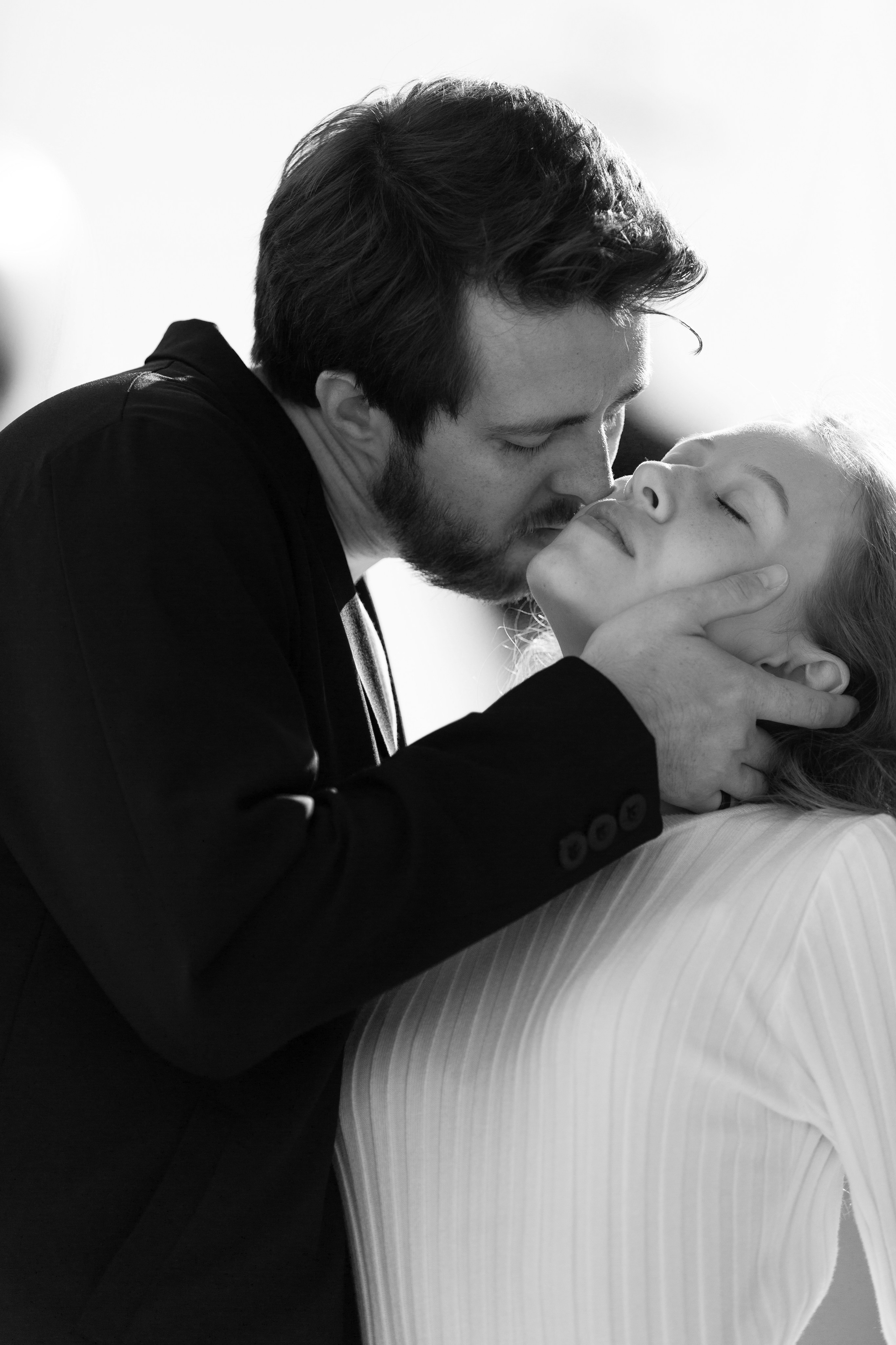 Черно-белый кадр с влюблёнными. Эмоциональный портрет пары.