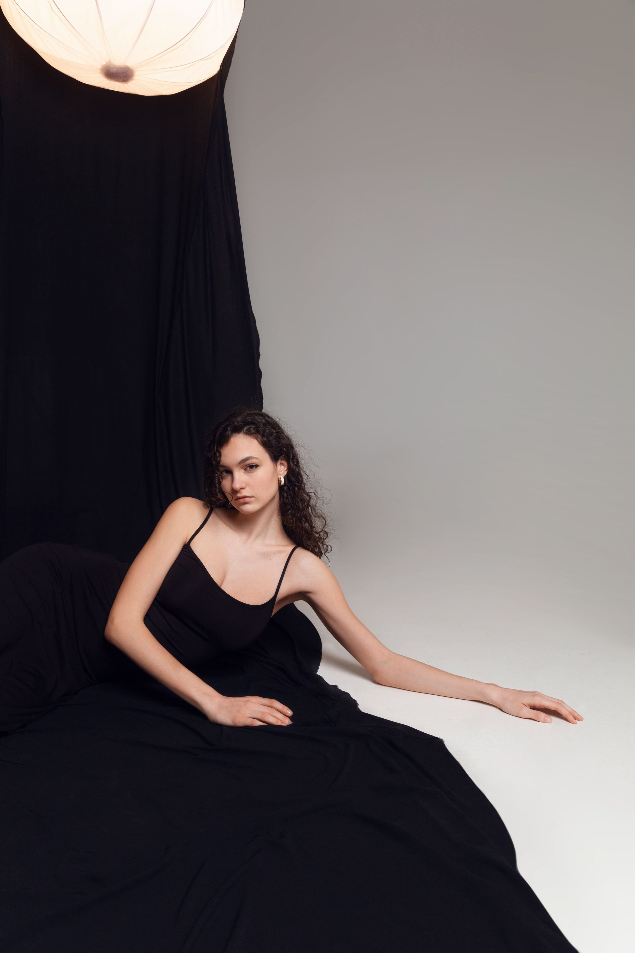 Контрастный портрет с нюансами эмоций — фотосъёмка в студии