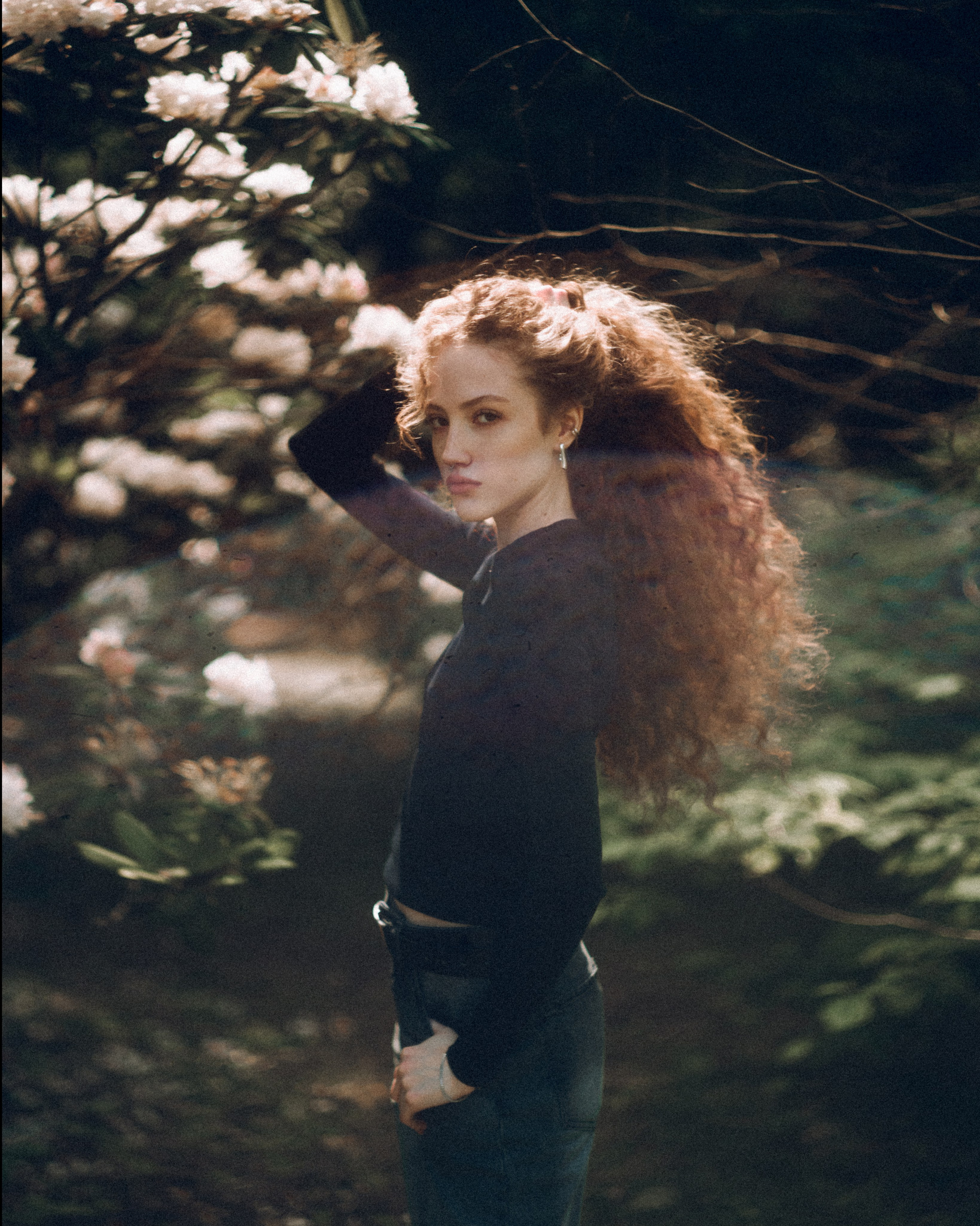 Прогулочная фотосессия в саду в Петербурге