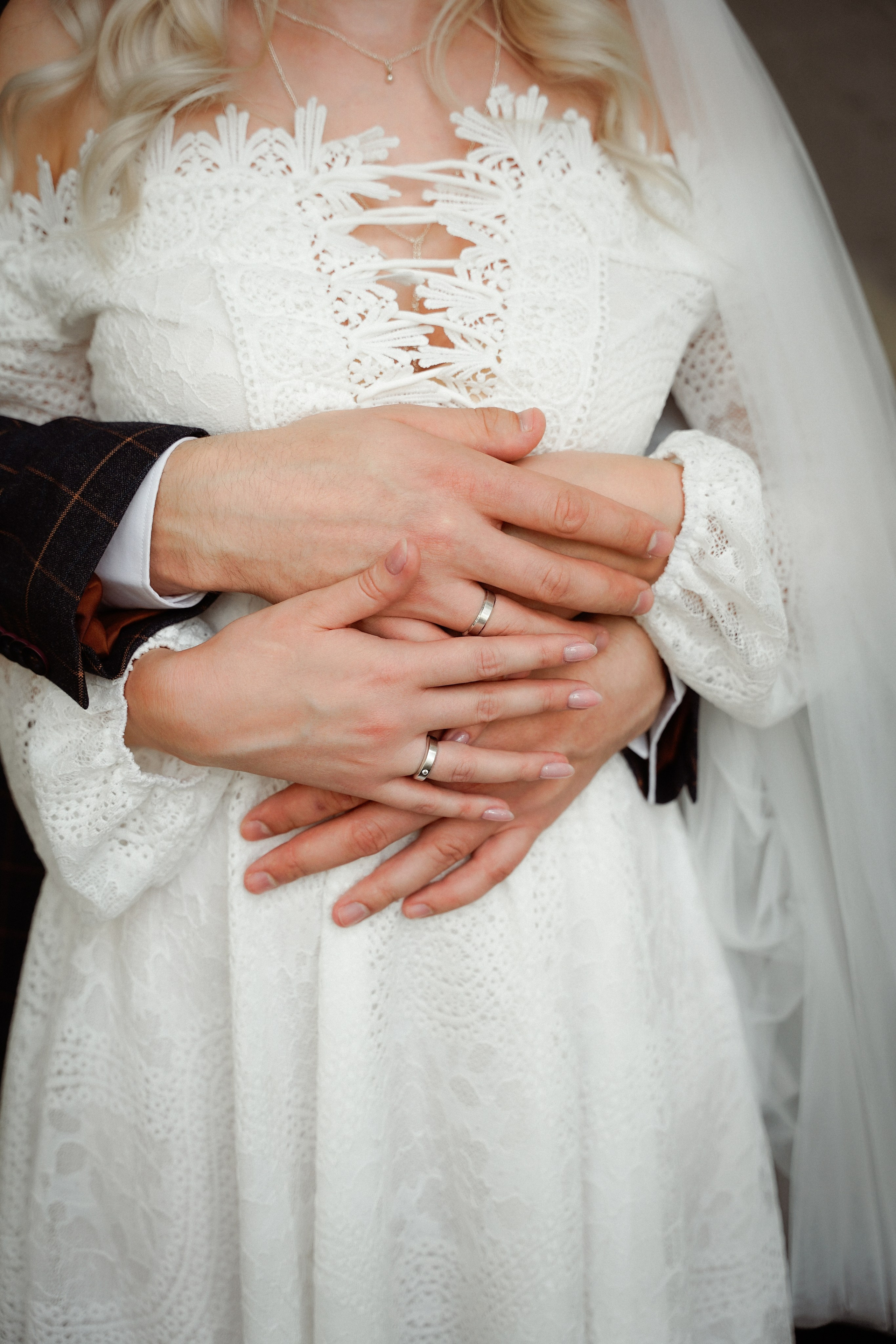 Свадебная фотосессия в студии с темным полом