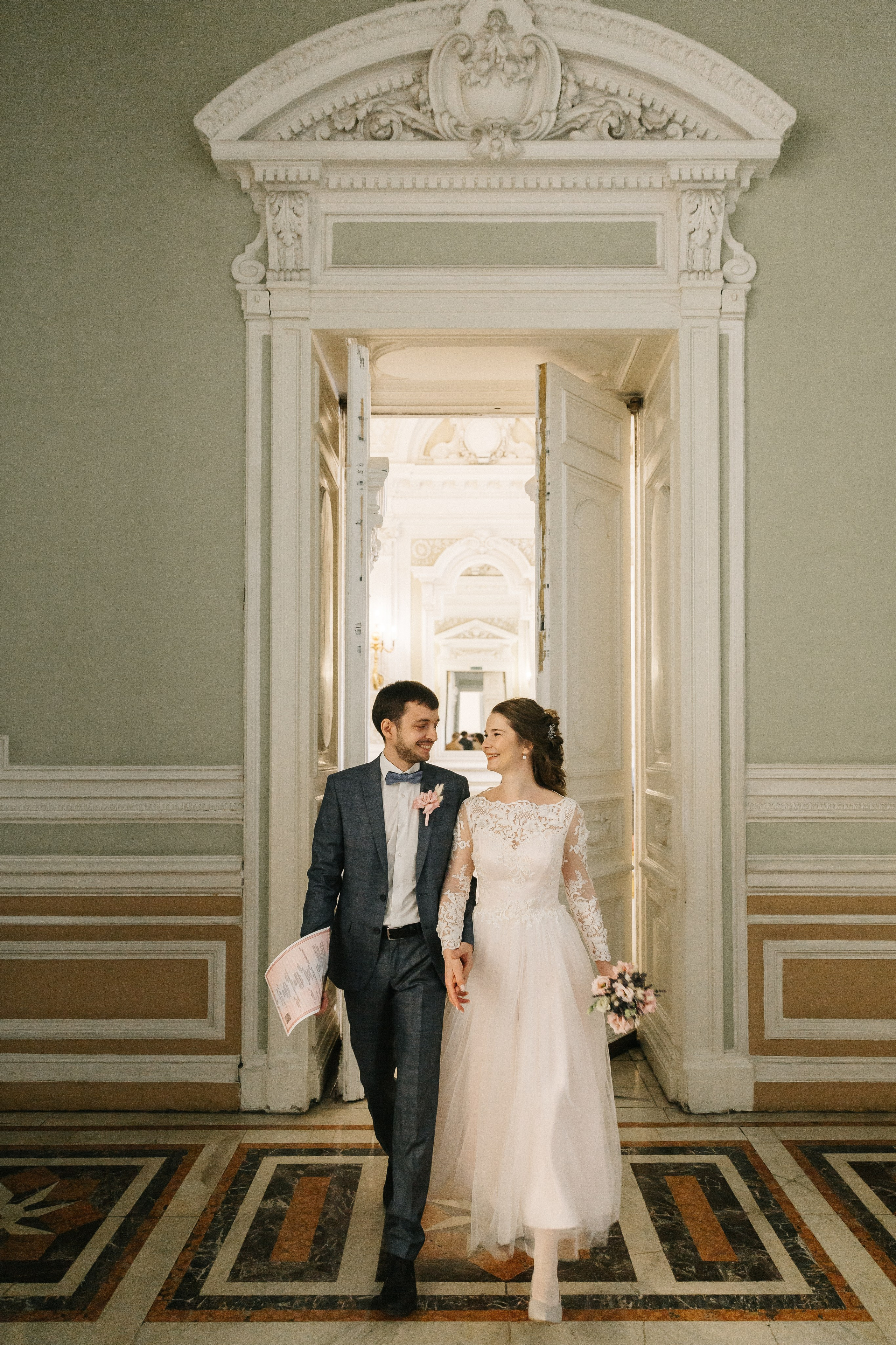 МАЙ | Дворец № 1, Атланты, Эрмитажный дворик. Свадебный фотограф в Санкт-Петербурге Полина Корзухина