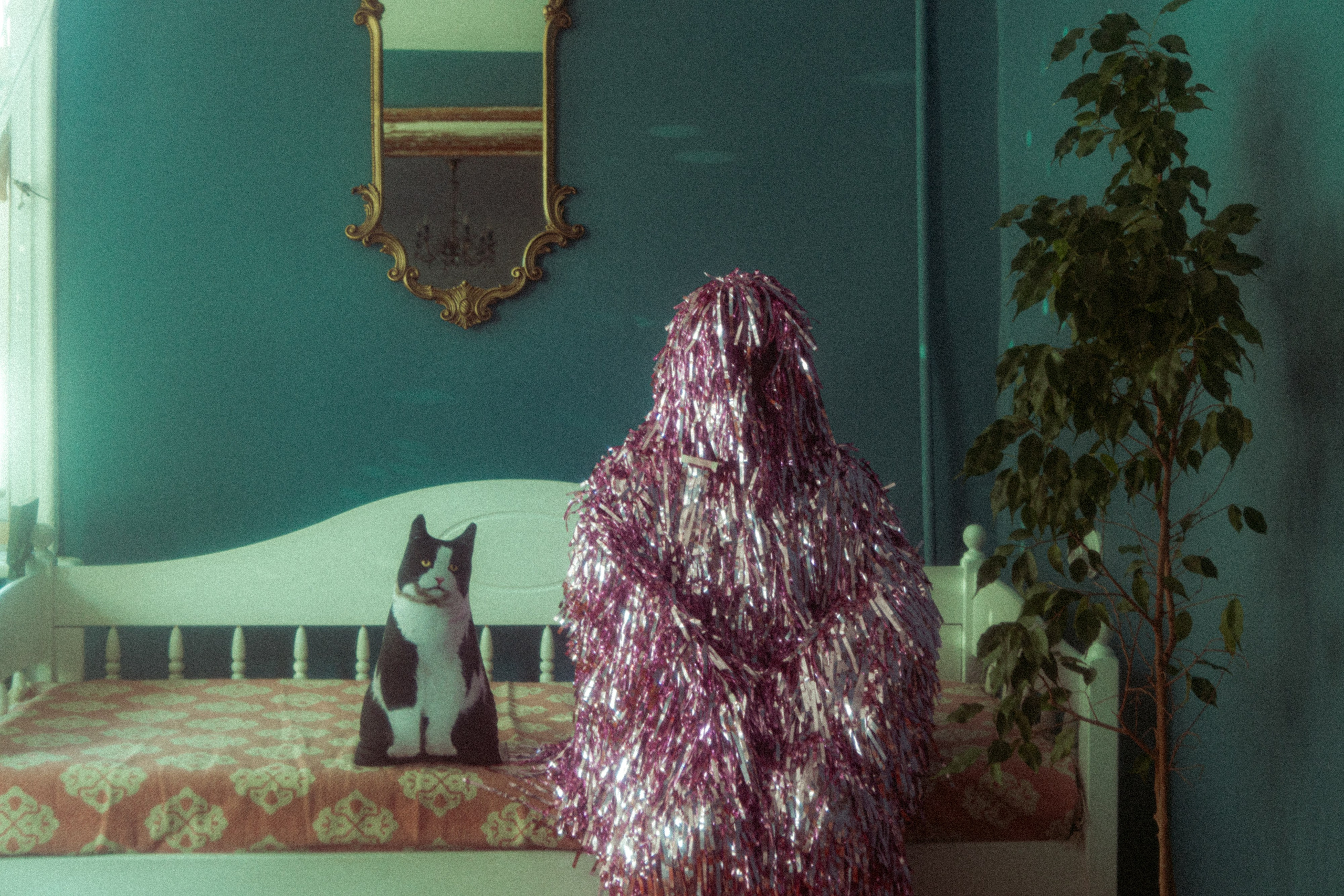 Современная fine art фотография, на которой изображен йетти в костюме из мишуры, живущий в деревянном доме. 