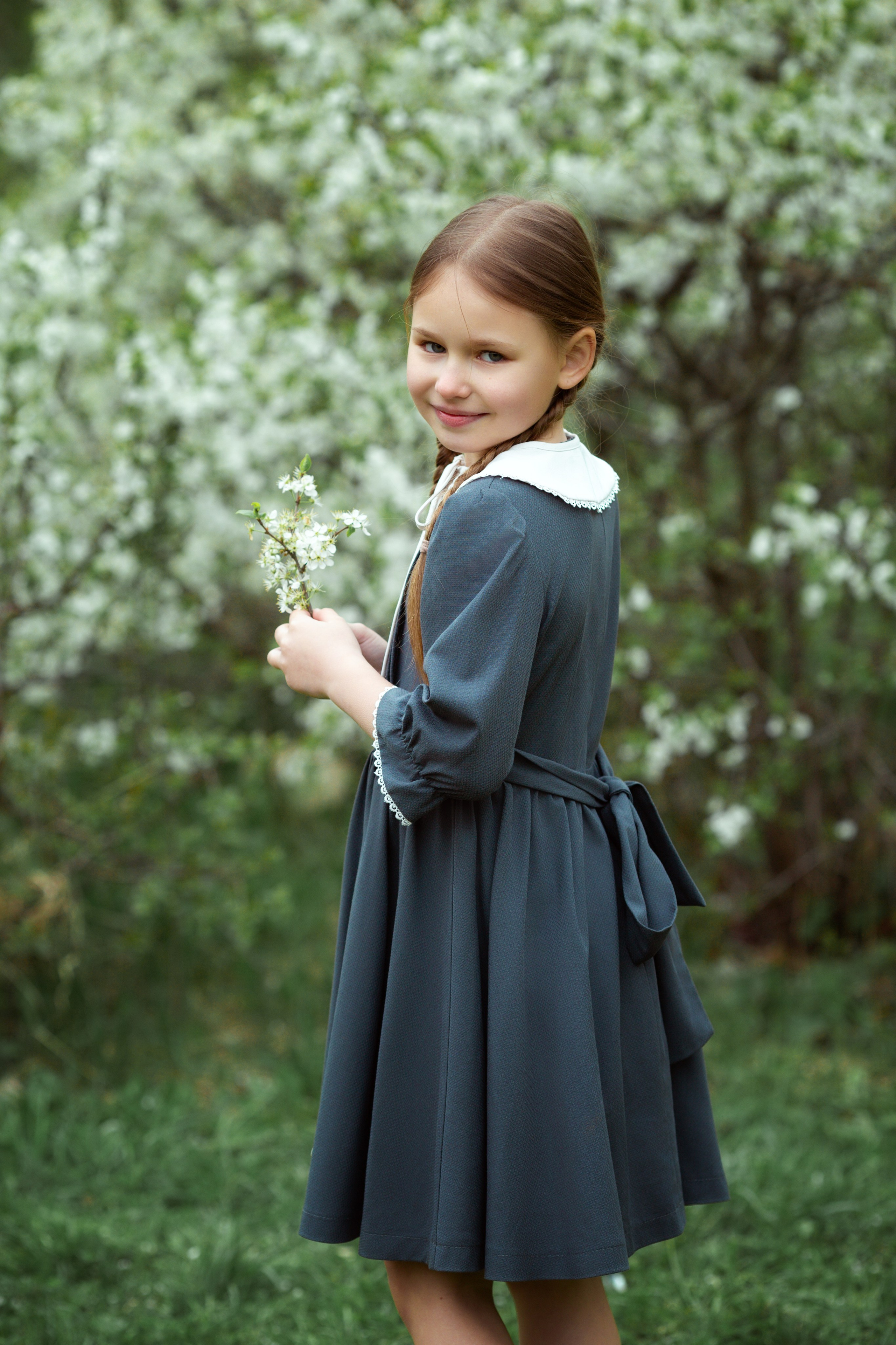 Анюта. Цветение вишни. Фотограф Антонина Свешникова. ВЫПУСКНЫЕ ФОТОКНИГИ для детских садов и школ. Москва, Владимир