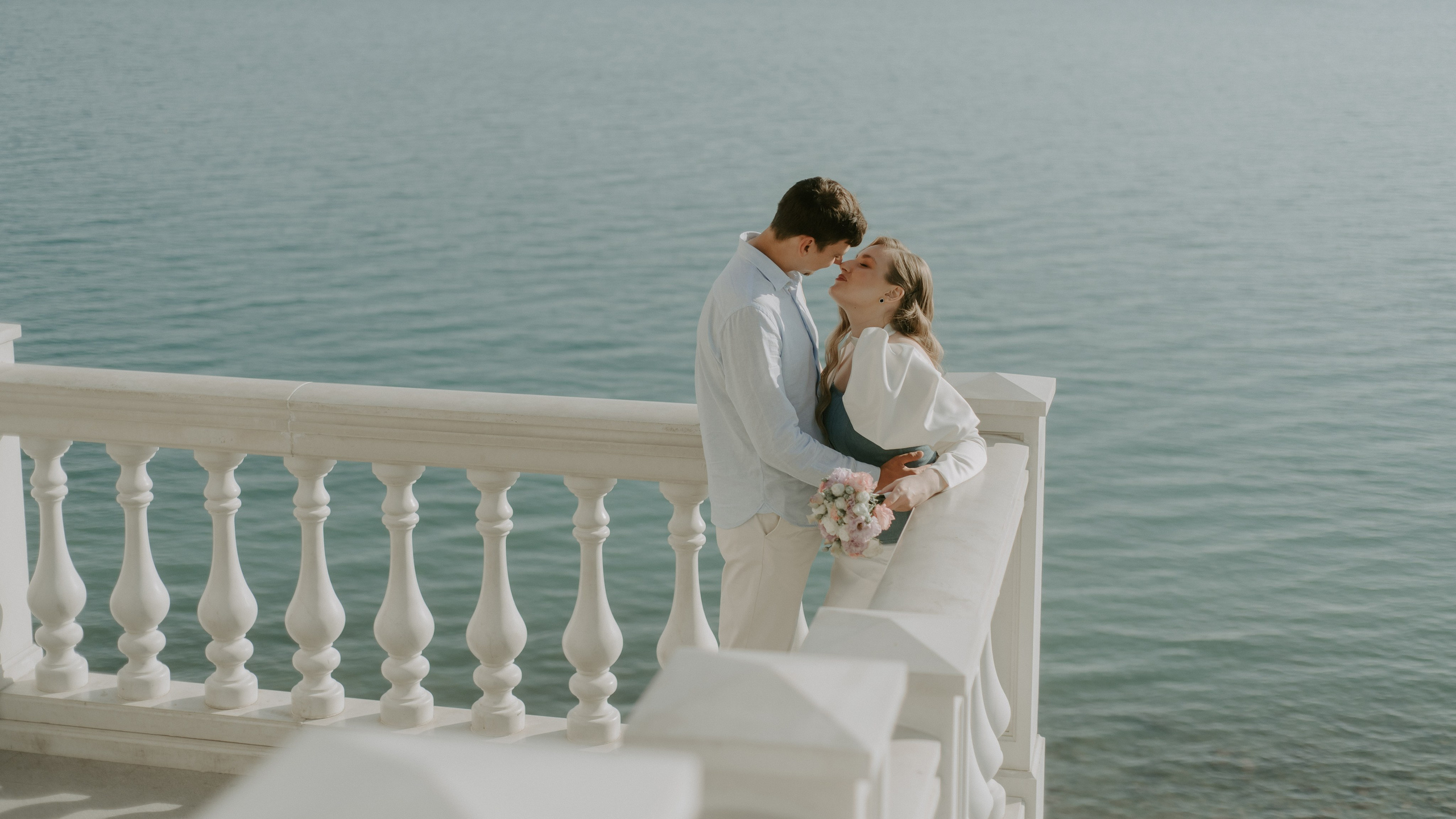 Свадебная фотография молодоженов на фоне побережья Анапы: романтический момент у моря