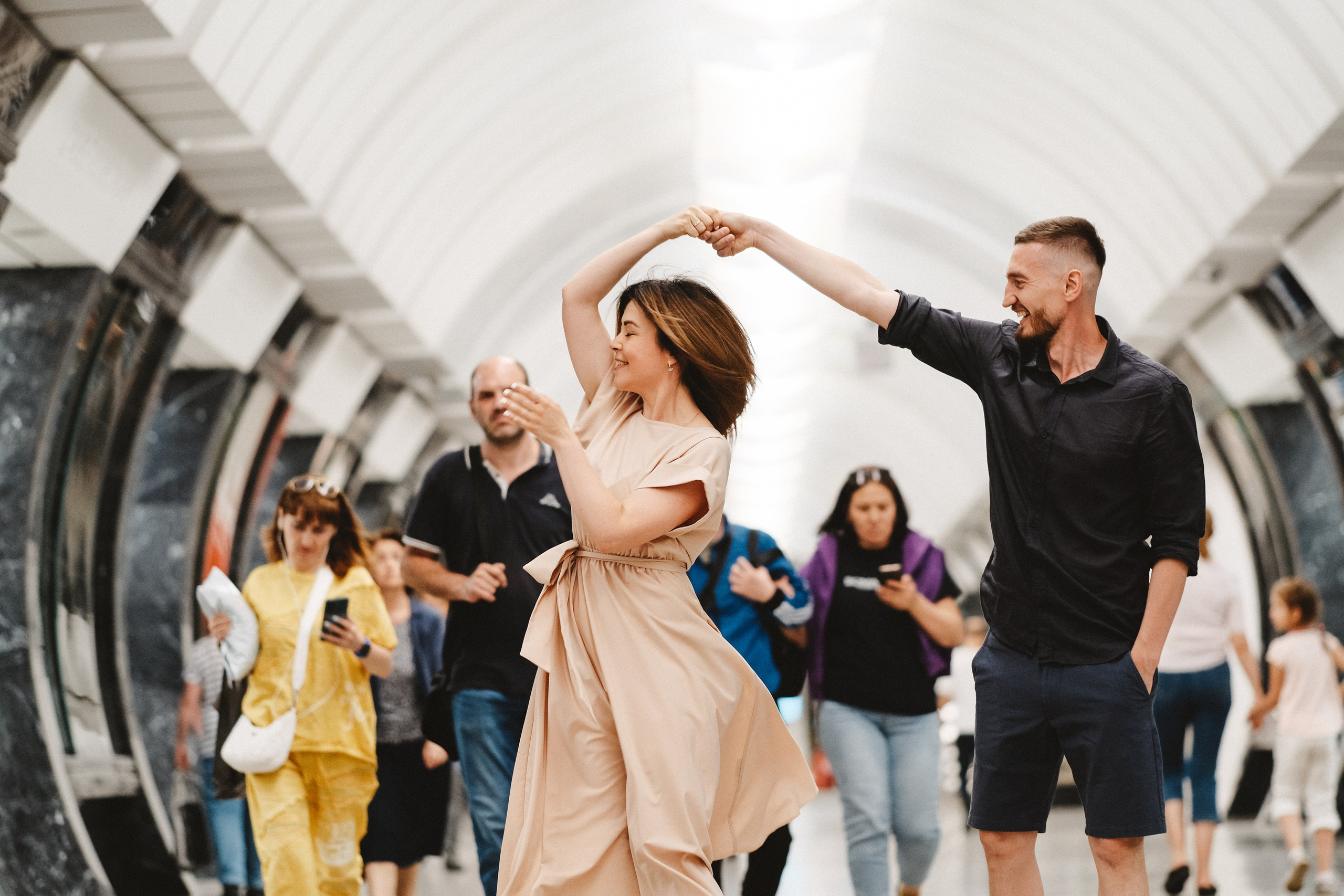 Жених крутит за руку невесту в метро.
