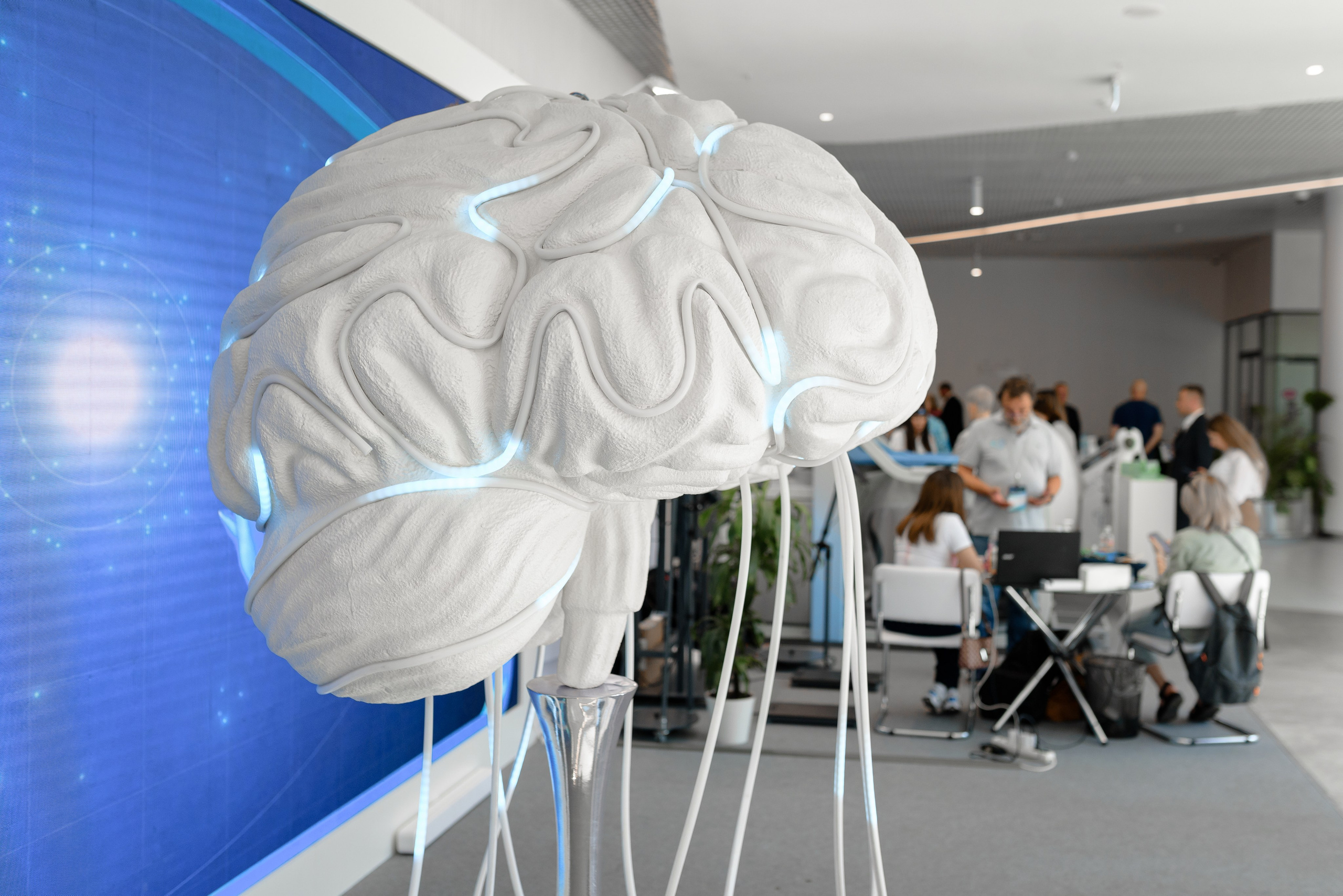 Выставки: Фотография с выставки, на которой посетители изучают представленные экспонаты. Скворцова Вероника. Татьяна Голикова. Михаил Мурашко. Единая Россия. Дума. Министр Здравоохранения. ФМБА. Правительство России. Фотография с форума, на которой участники активно участвуют в дискуссии.