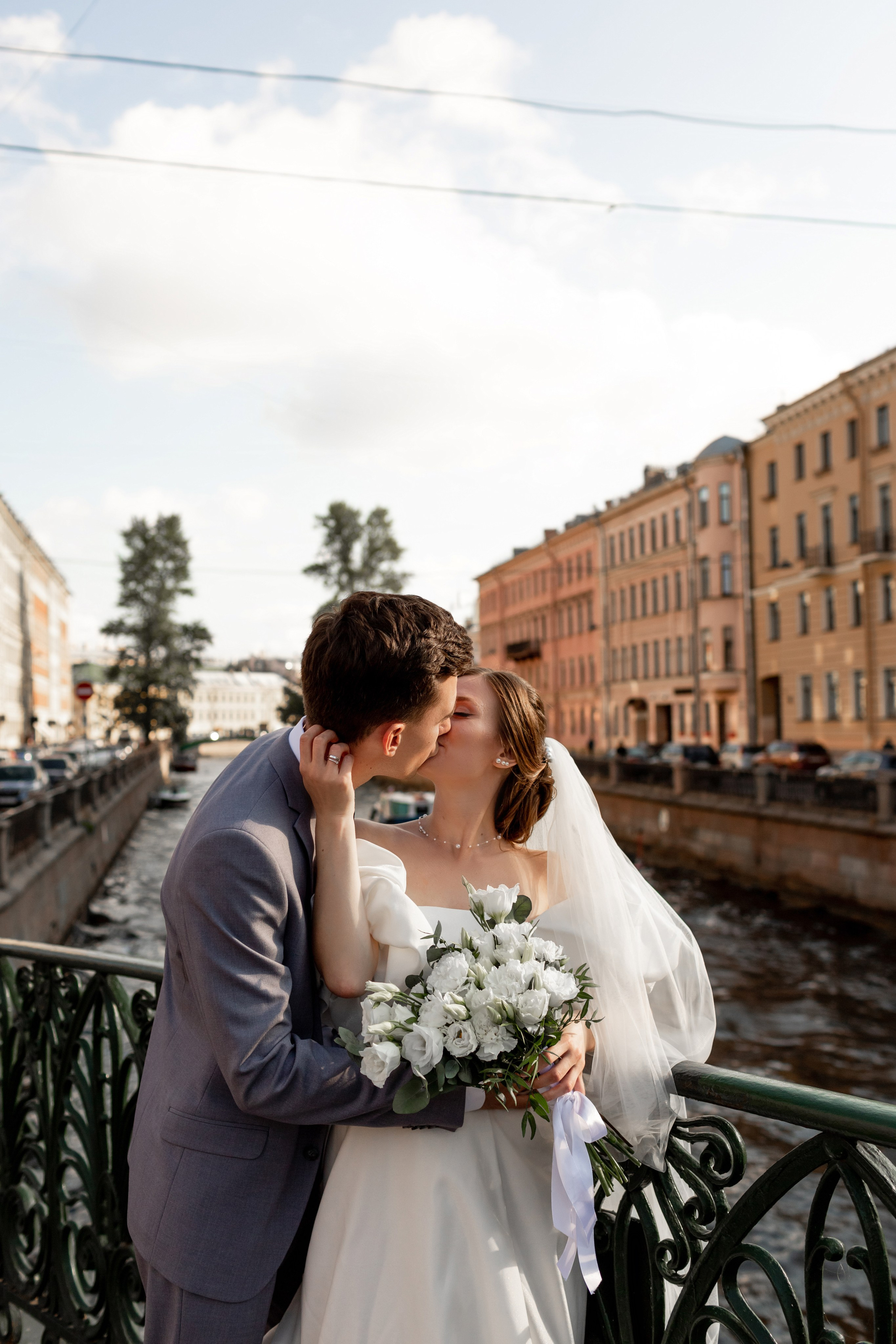 Свадебная фотопрогулка в Санкт-Петербурге. Свадебный фотограф Кирилл Белый
