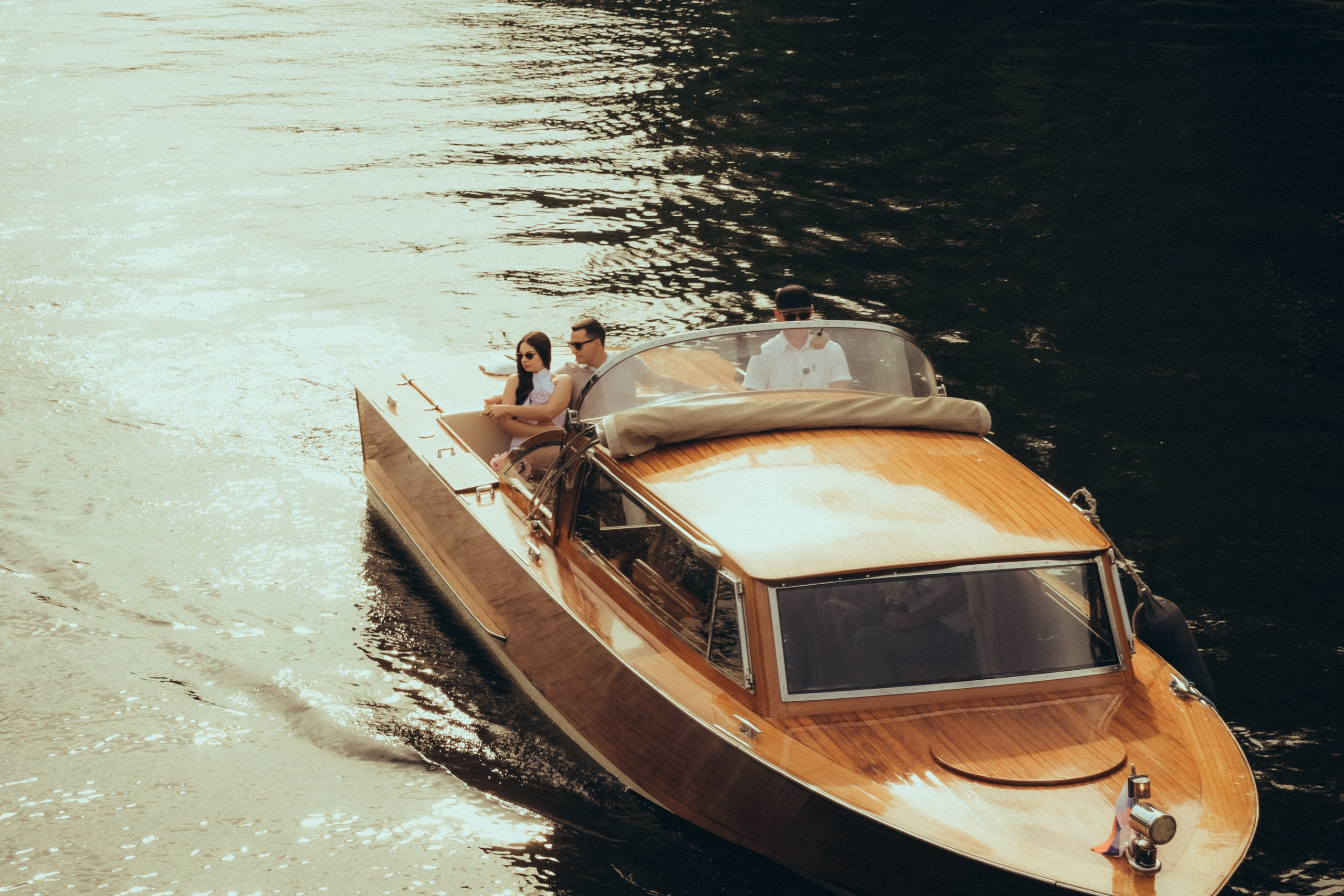 СВАДЕНБНАЯ СЬЕМКА НА КАТЕРЕ ПО КАНАЛАМ САНКТ-ПЕТЕРБУРГА И В АКВАТОРИИ НЕВЫ. Профессиональный фотограф, Санкт-Петербург — Виктория Богомолова