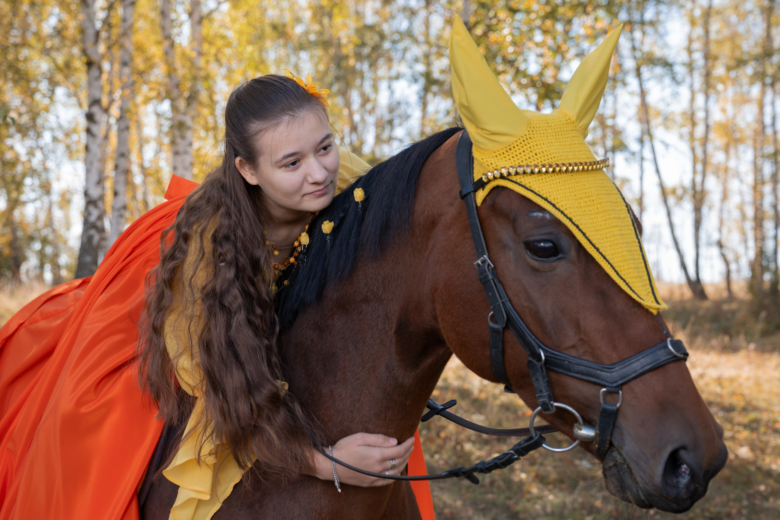 Фотосессия Липецк недорого. Тёплые осенние кадры: девушка общается с лошадью в солнечном лесу.