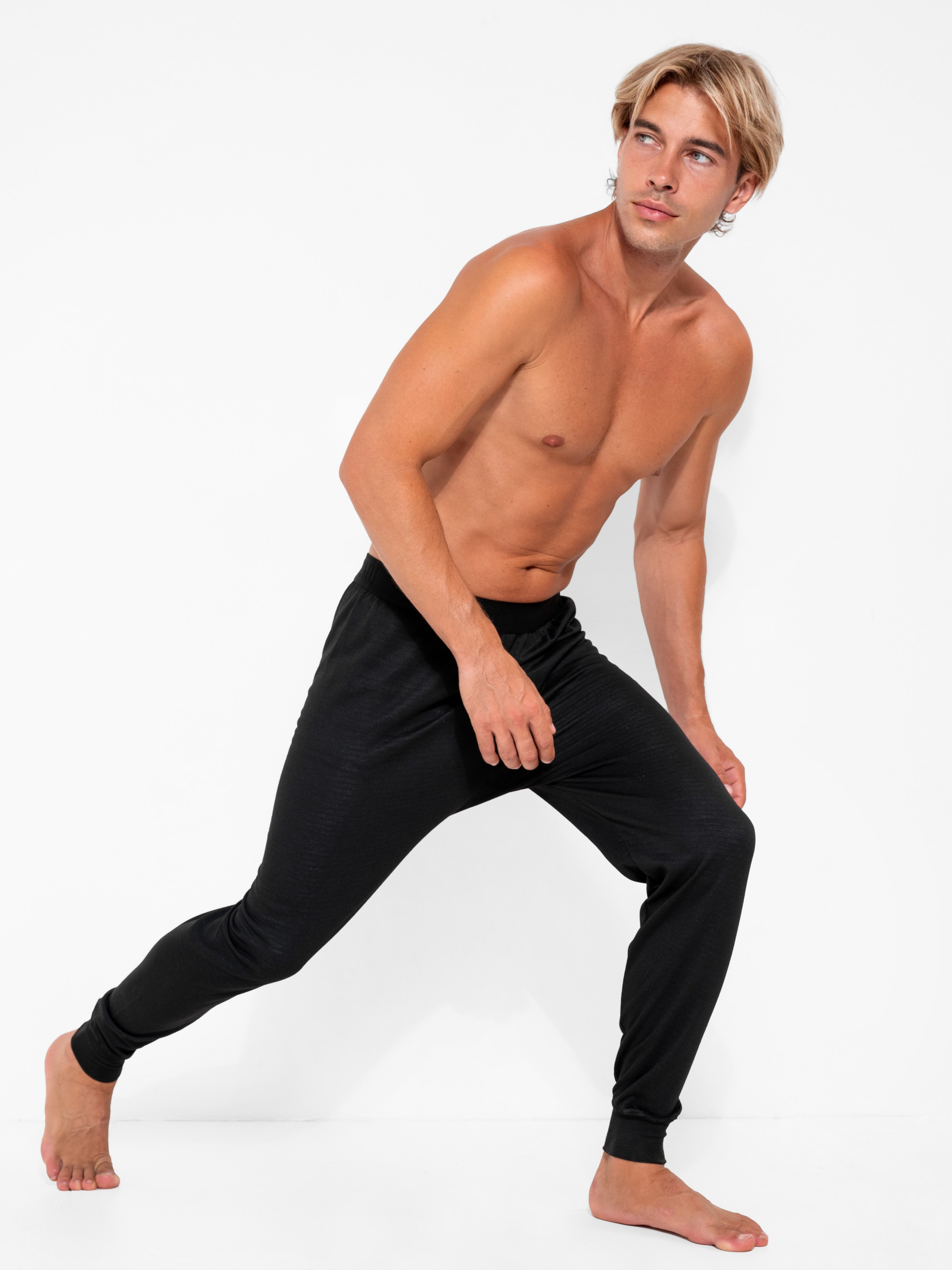 Модельная съемка на циклораме для маркетплейсов. ТМ Продакшн — Съемка для маркетплейсов в Москве