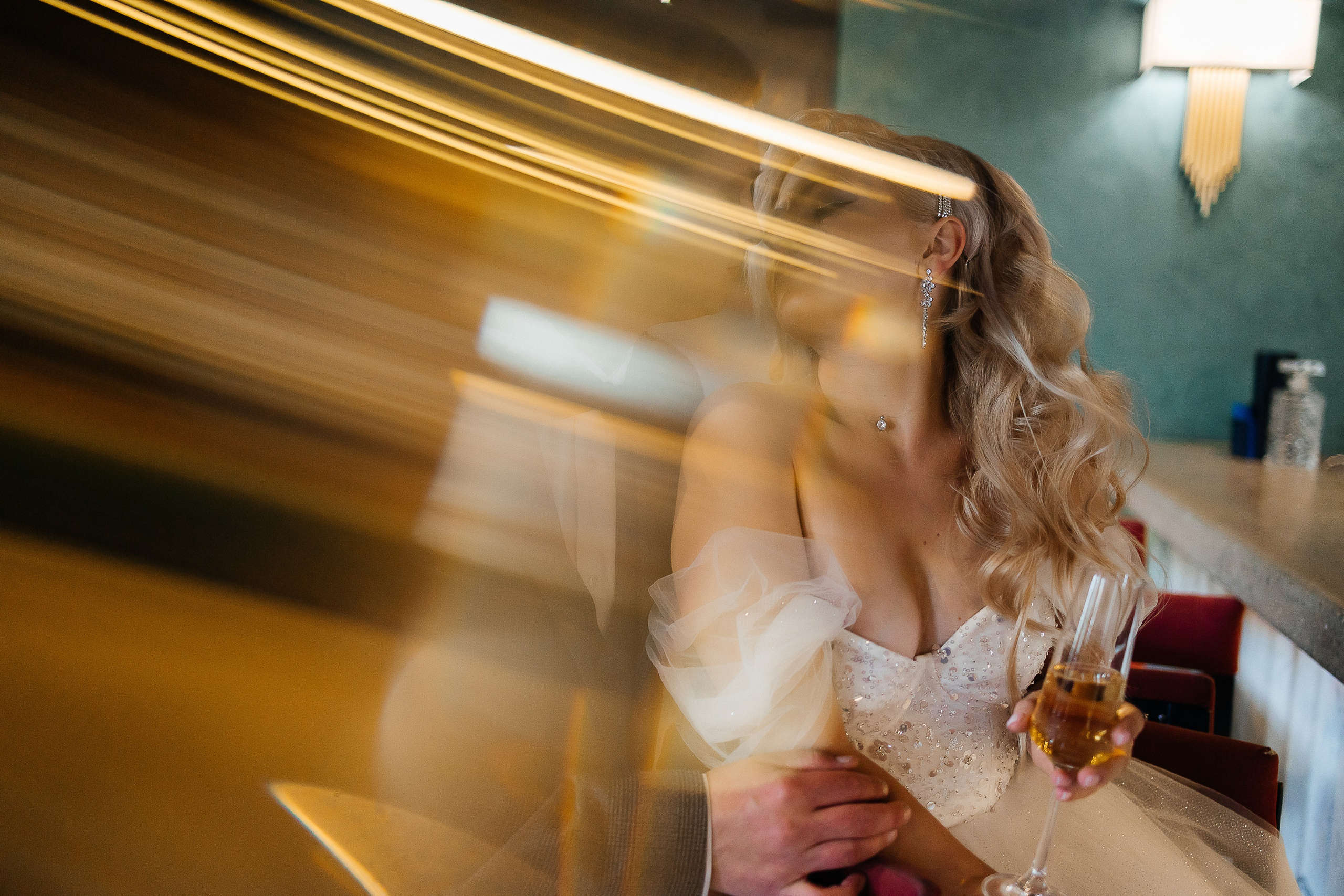 Стильная фотосессия пары в интерьерах ресторана. Олег Сверчков | Свадебный фотограф Вологда