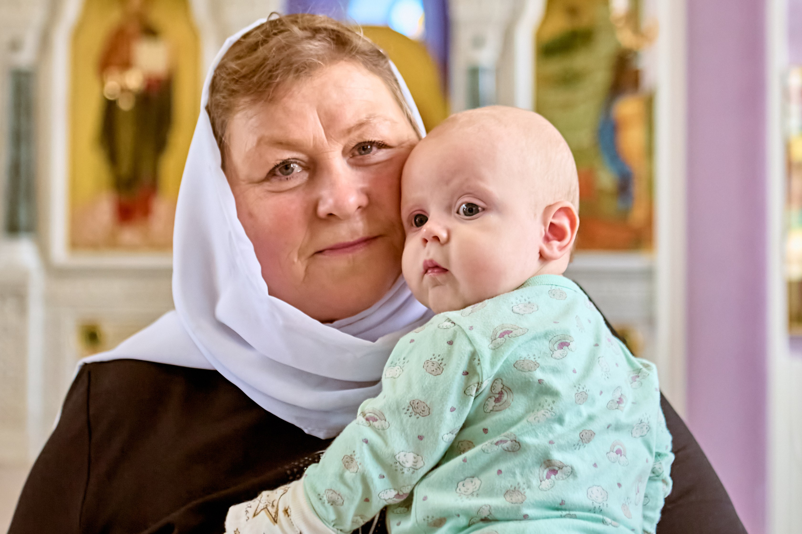 трогательные портреты младенца и близких, наполненные светом и благословением. Православный фотограф Николай Голованов г. Дзержинск