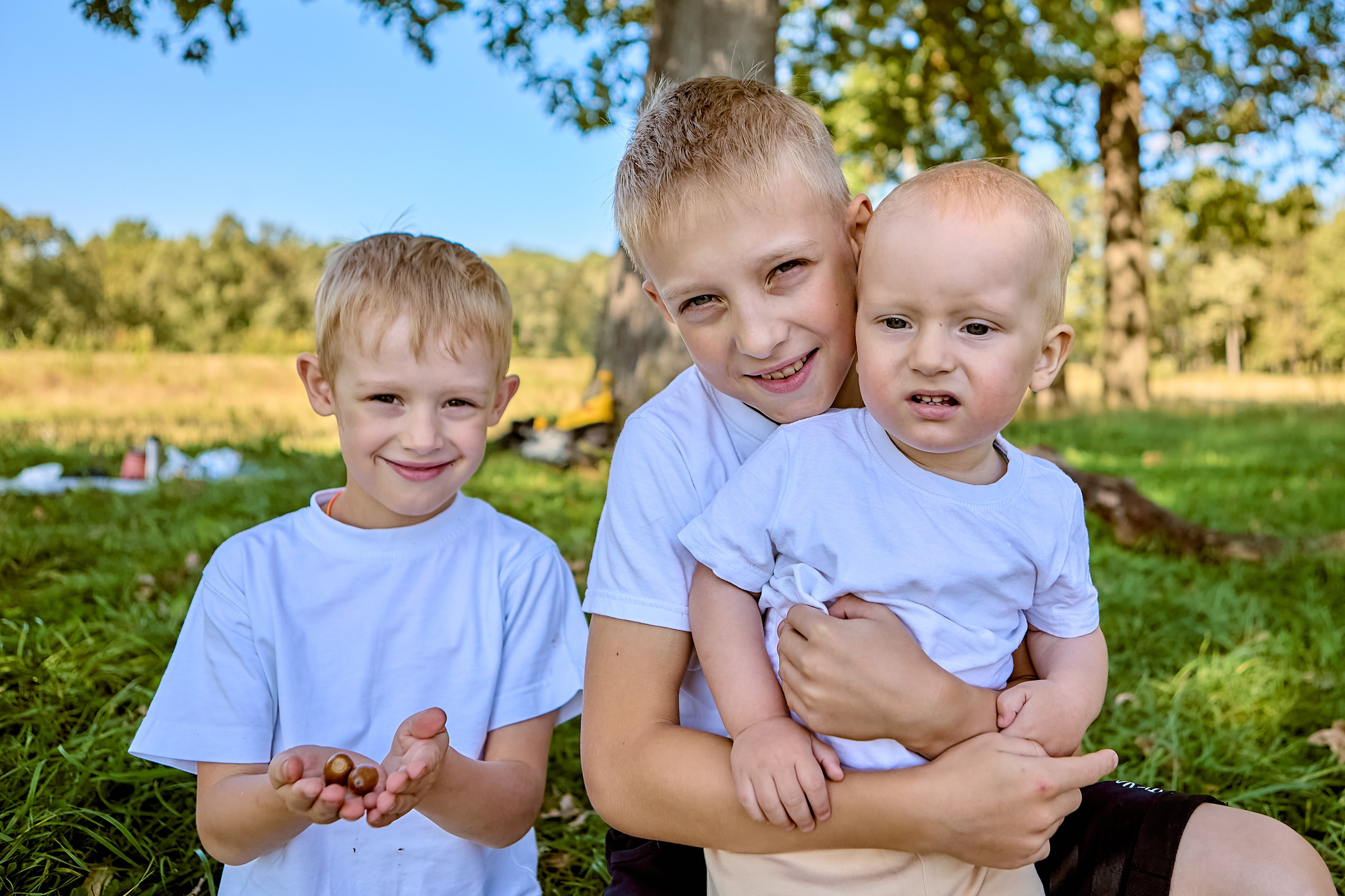Три братика вместе. Детский портрет в творческой работе "Последний день лета" 